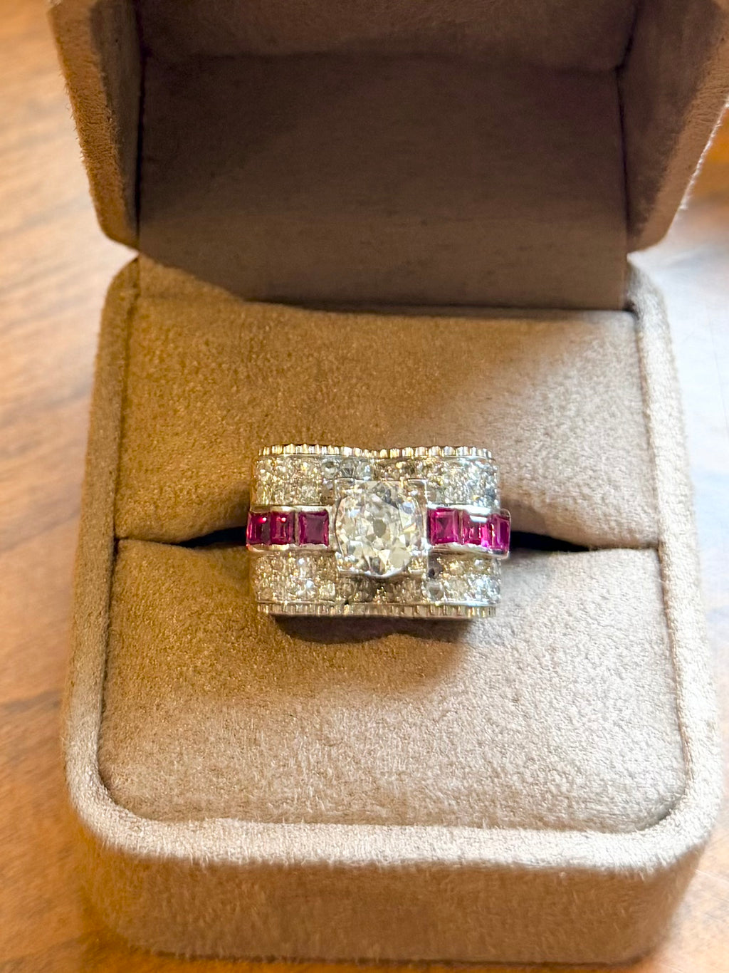 « Esther» Bague Tank en or blanc, rubis et diamants