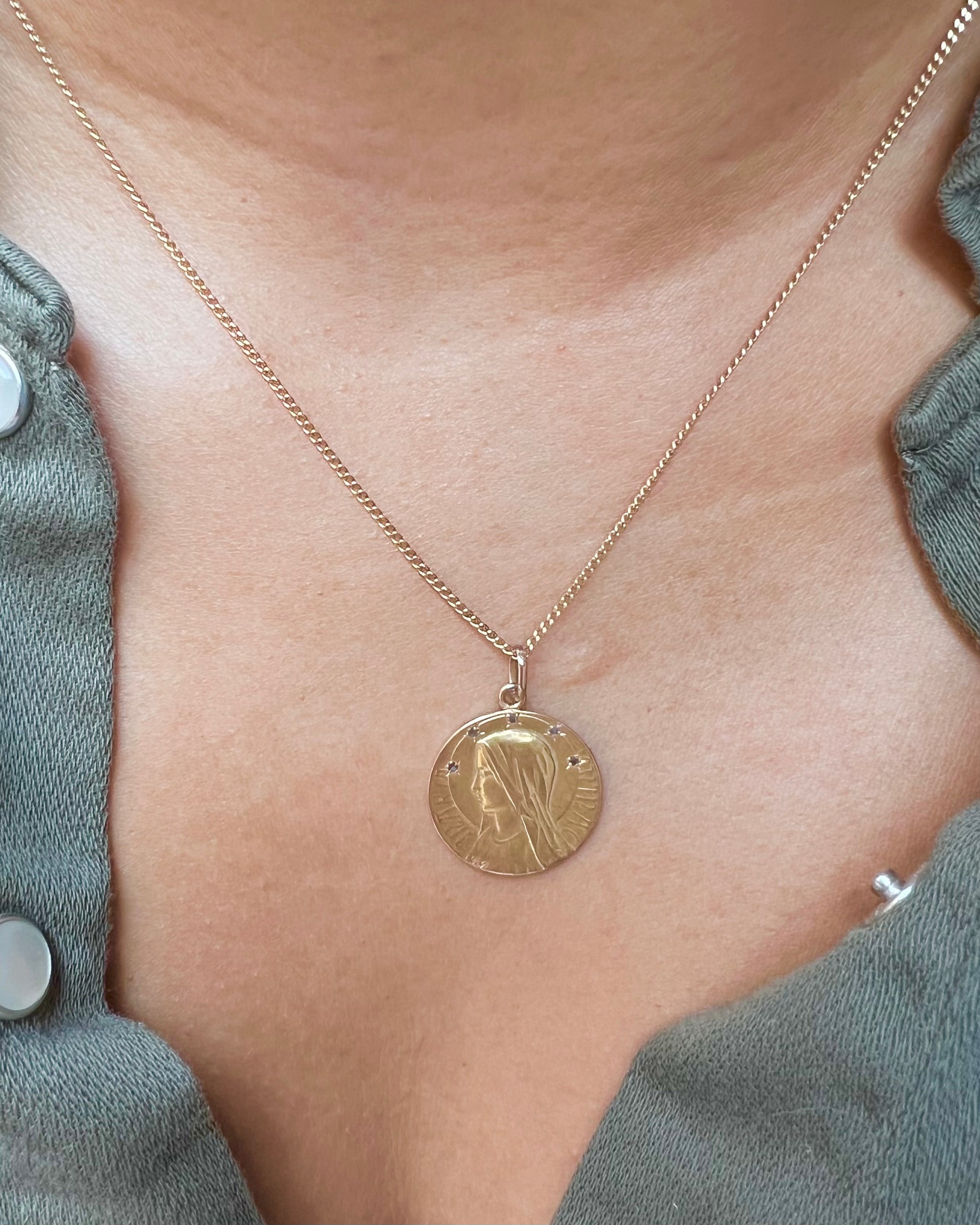 Médaille de la Sainte Vierge Marie en or jaune et diamants