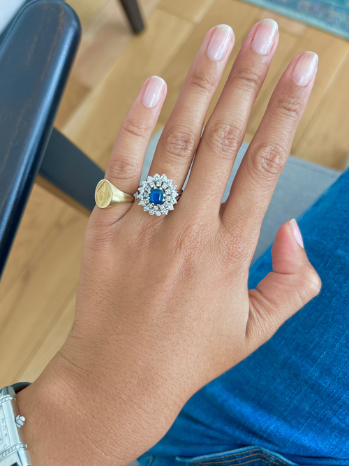 Bague Entourage en or blanc, saphir et diamants