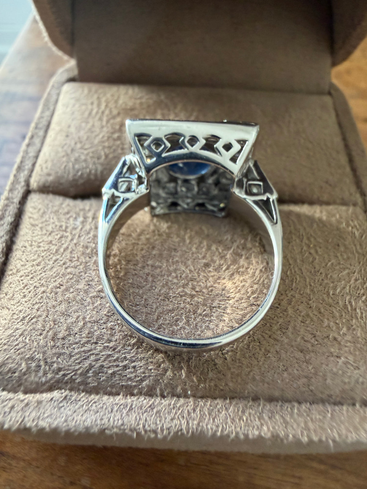 « Arlette » Bague entourage en or blanc saphir et diamants