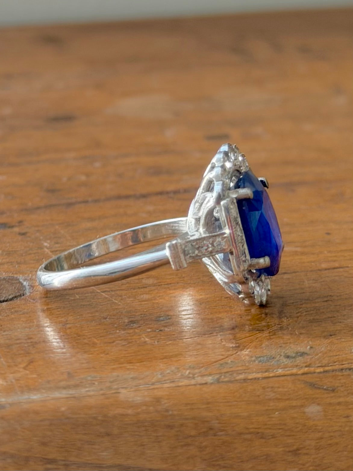 « Sophie » Bague Pompadour en or blanc saphir et diamants