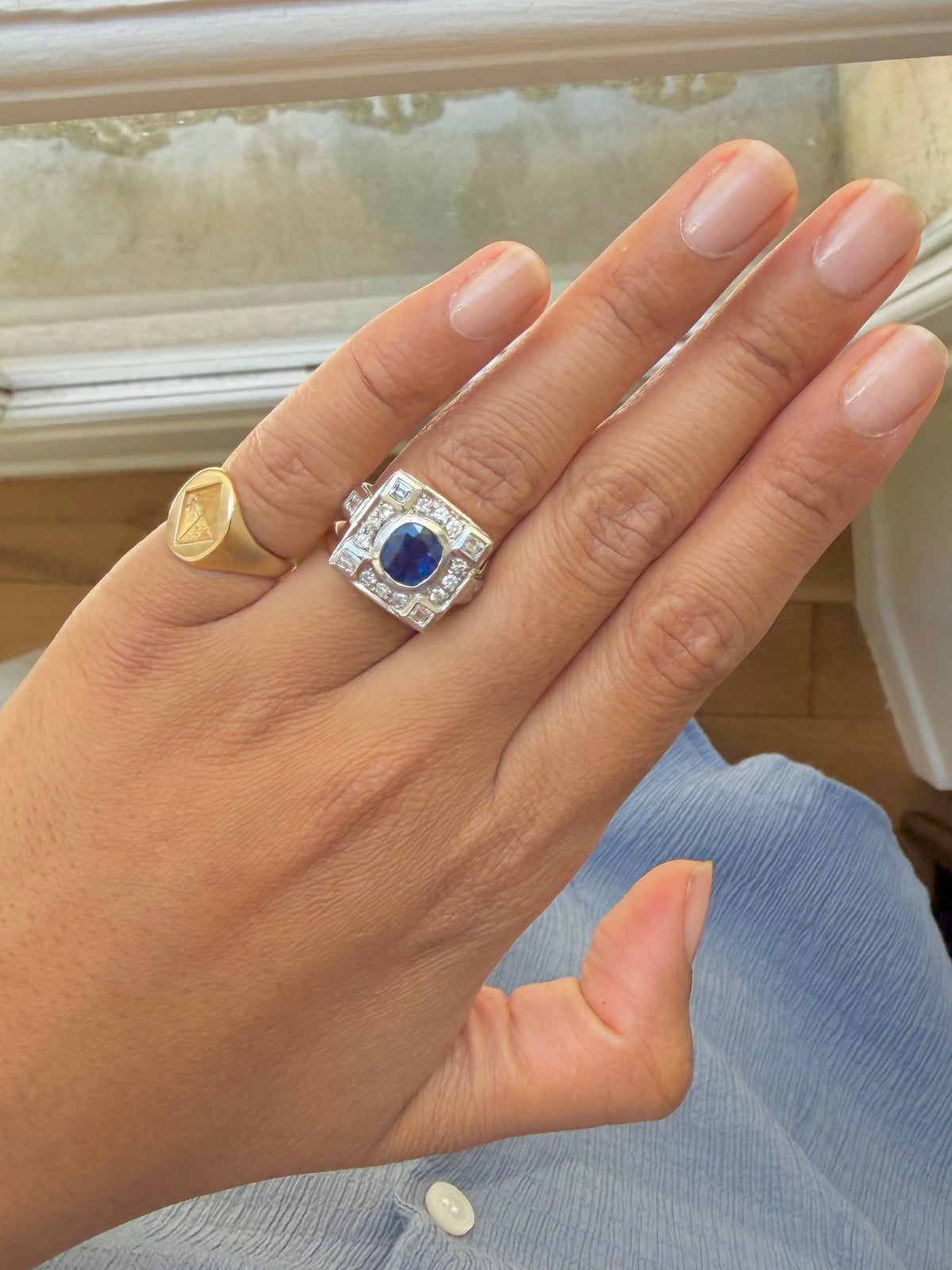 « Arlette » Bague entourage en or blanc saphir et diamants