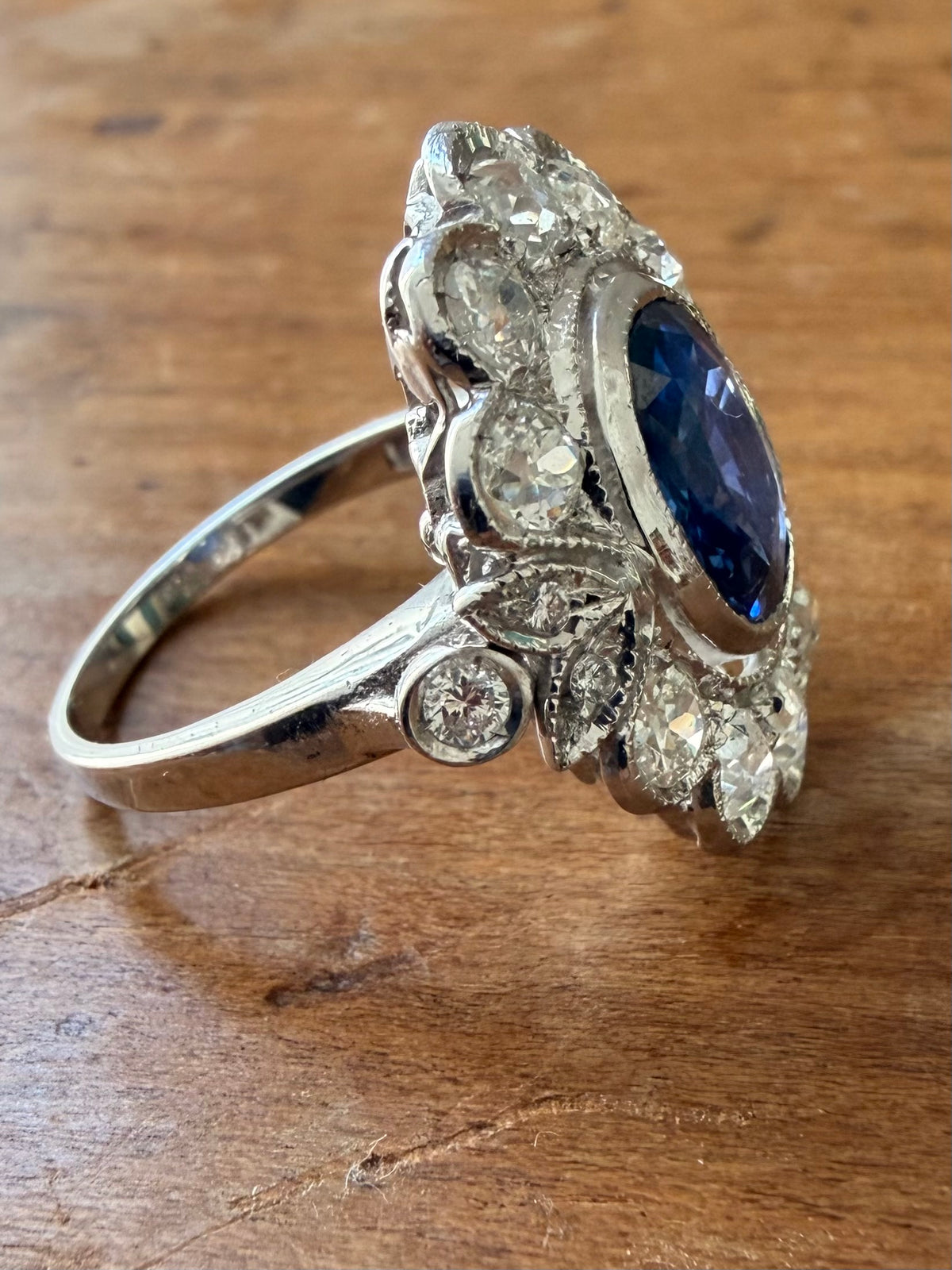 « Valentine » Bague Pompadour en or blanc, saphir et diamants