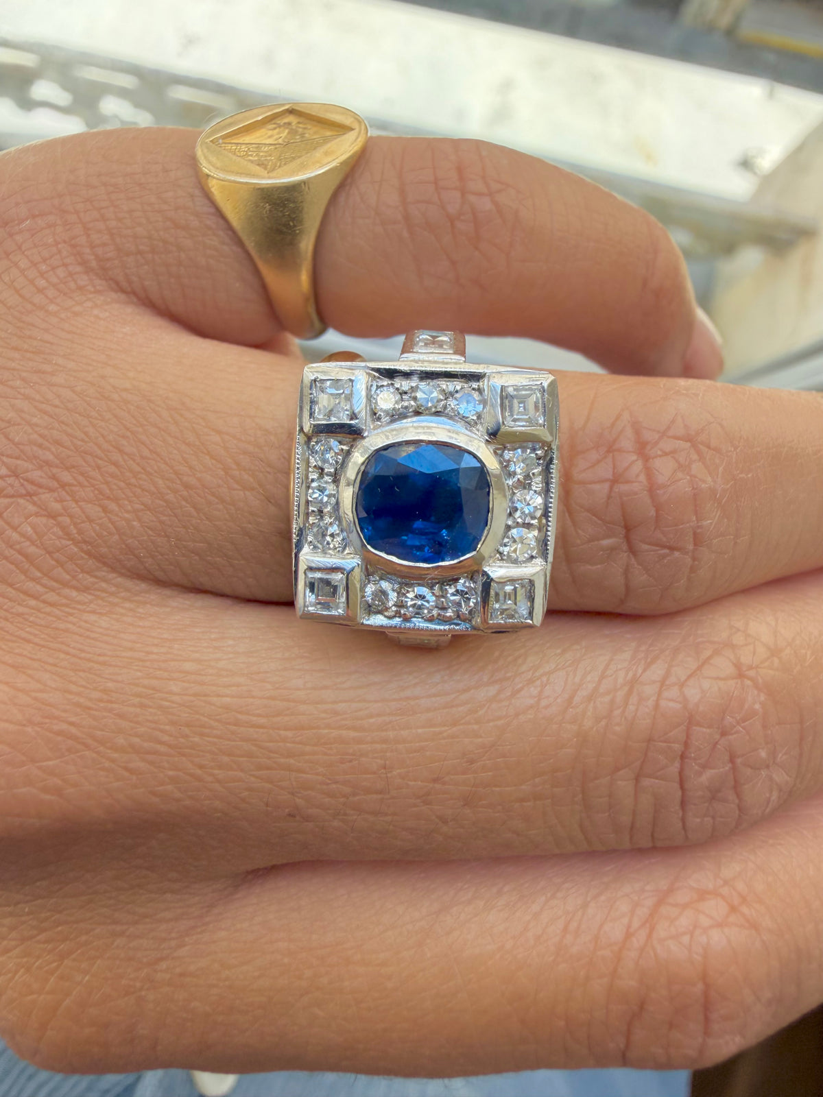 « Arlette » Bague entourage en or blanc saphir et diamants