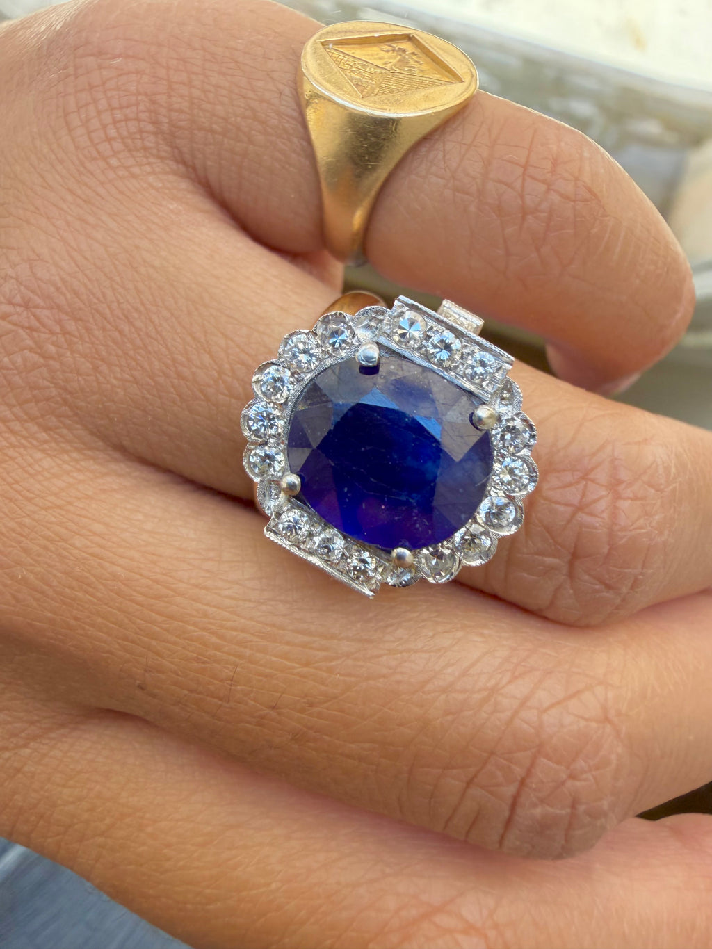 « Sophie » Bague Pompadour en or blanc saphir et diamants