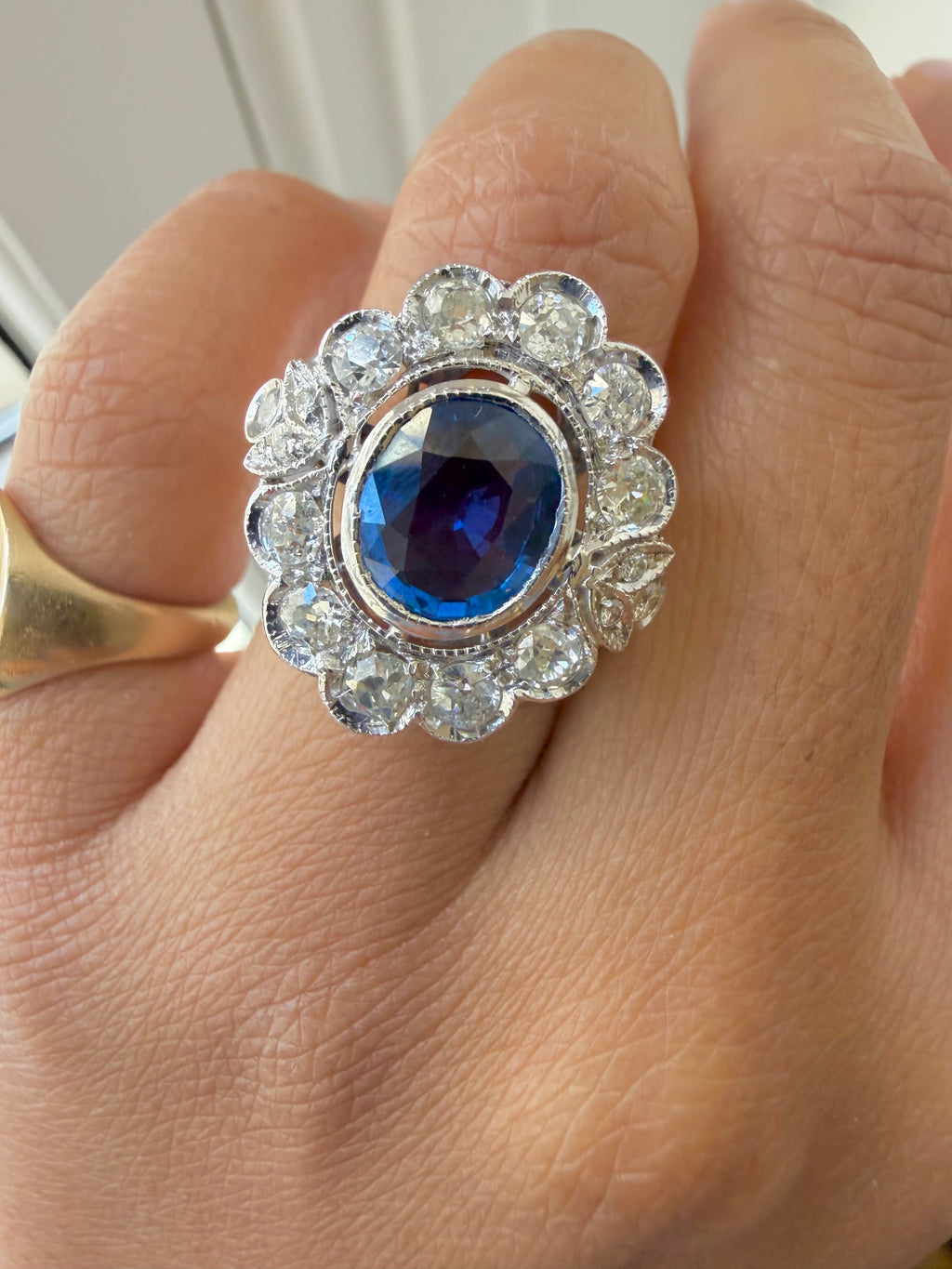 « Valentine » Bague Pompadour en or blanc, saphir et diamants