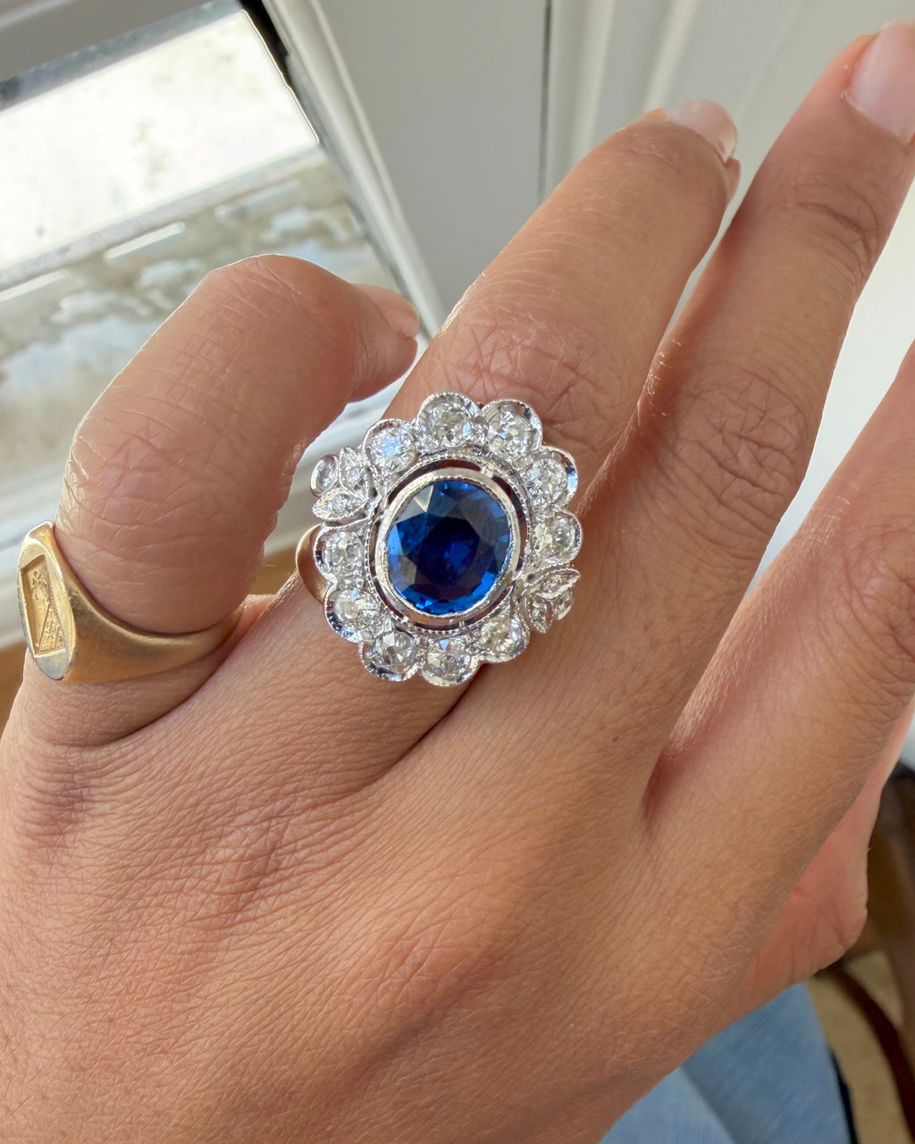 « Valentine » Bague Pompadour en or blanc, saphir et diamants