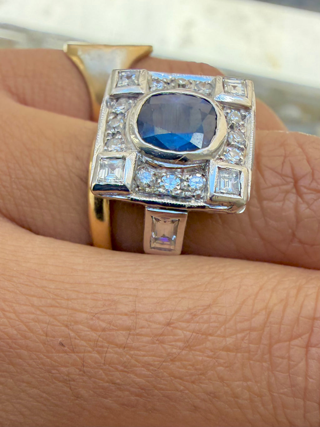 « Arlette » Bague entourage en or blanc saphir et diamants