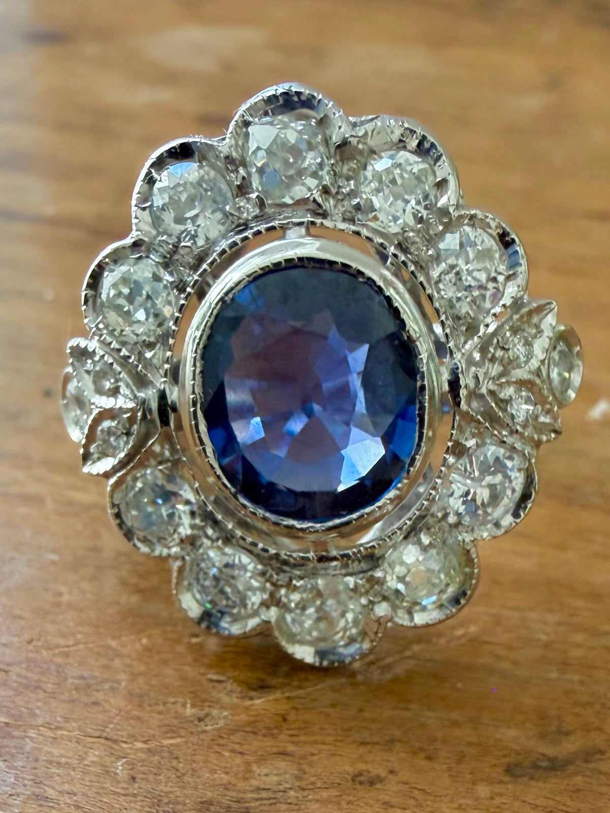 « Valentine » Bague Pompadour en or blanc, saphir et diamants