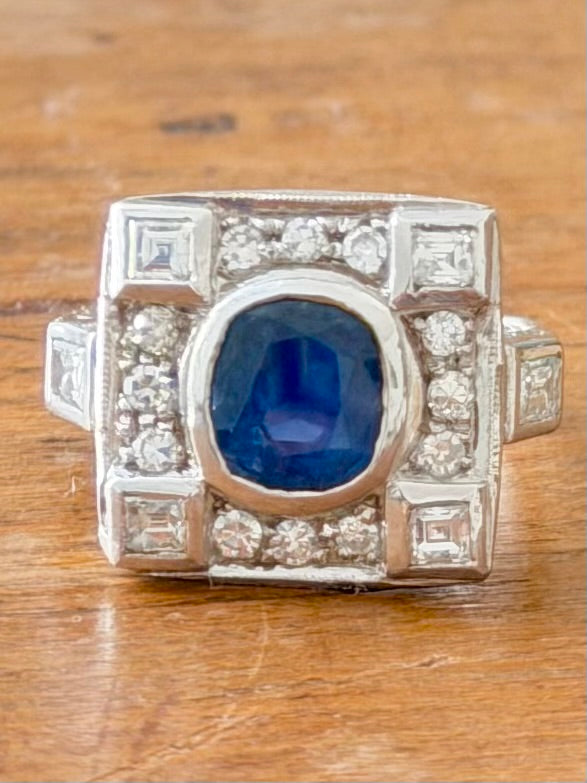 « Arlette » Bague entourage en or blanc saphir et diamants