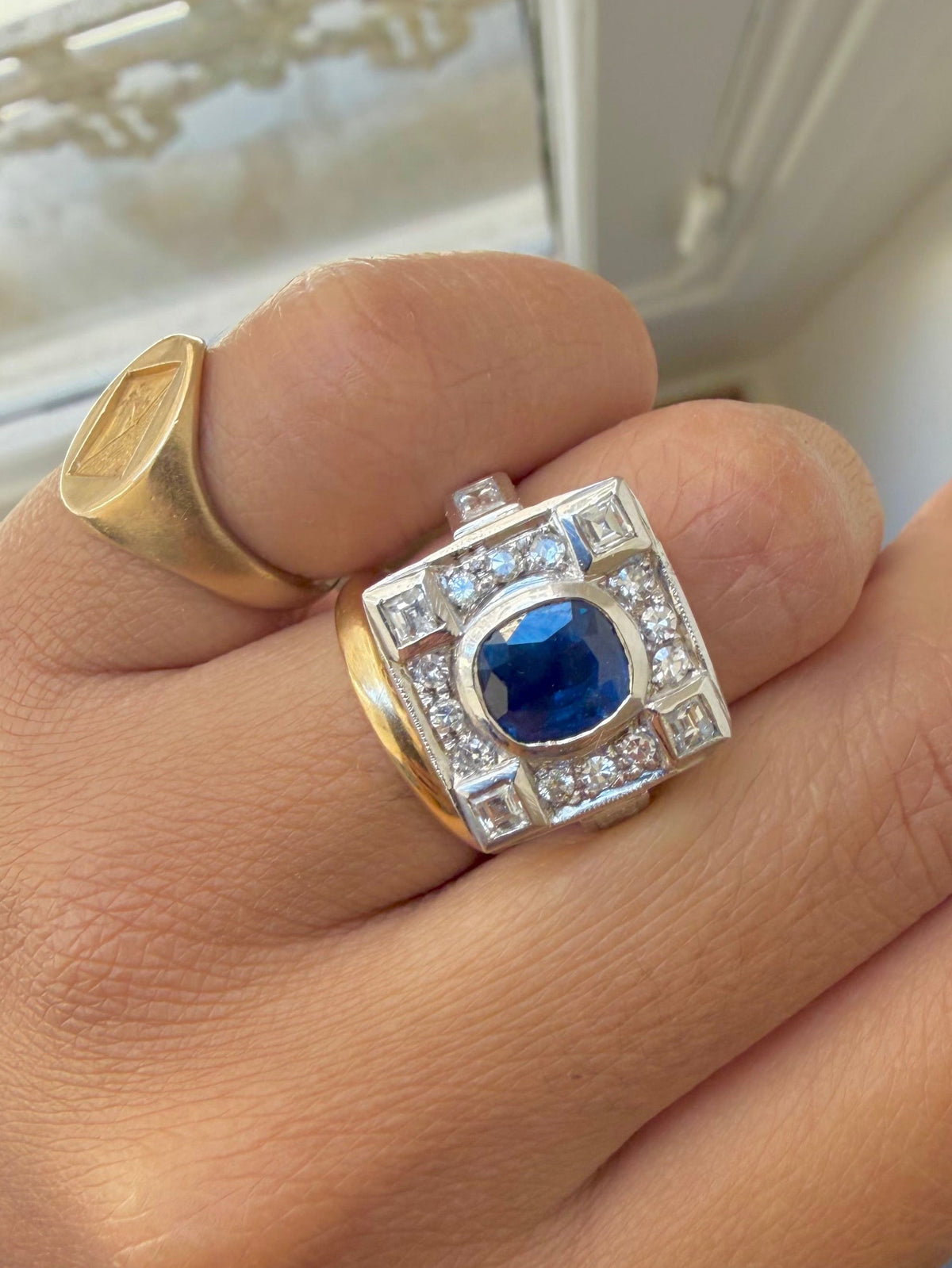 « Arlette » Bague entourage en or blanc saphir et diamants