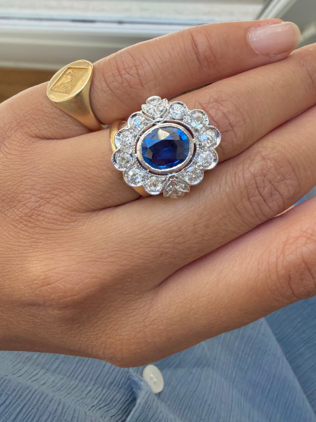« Valentine » Bague Pompadour en or blanc, saphir et diamants