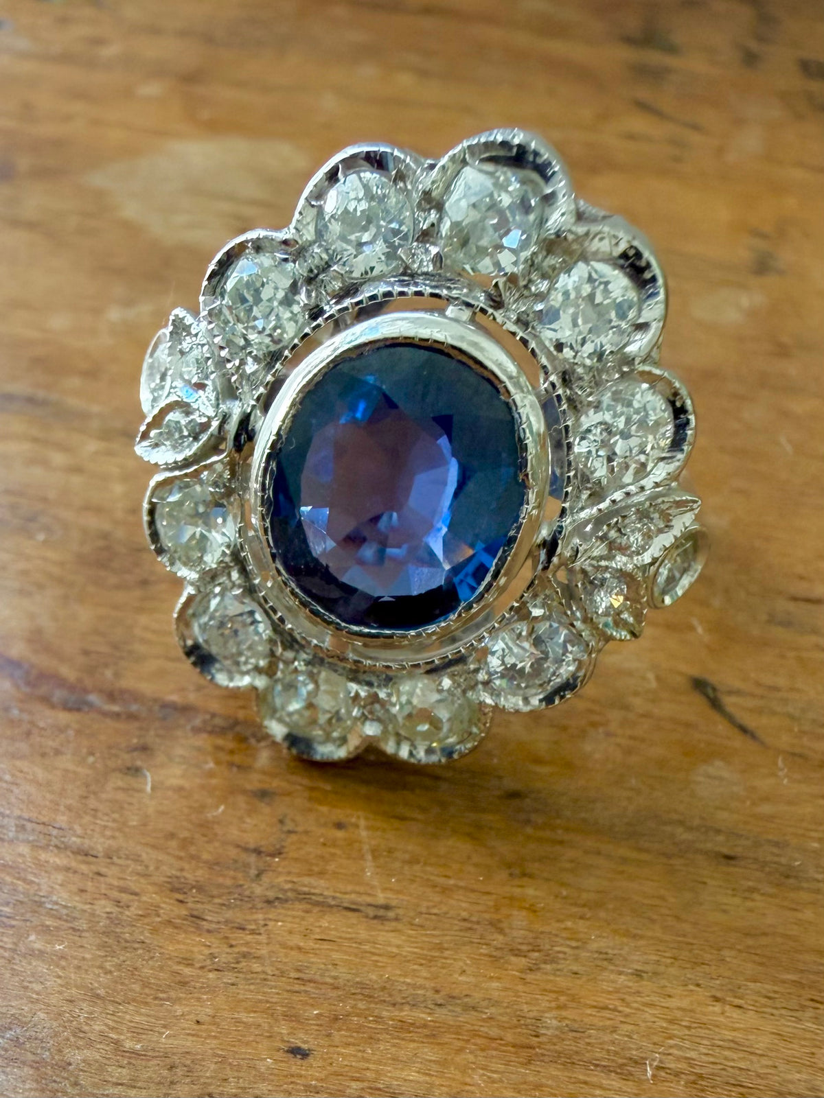 « Valentine » Bague Pompadour en or blanc, saphir et diamants