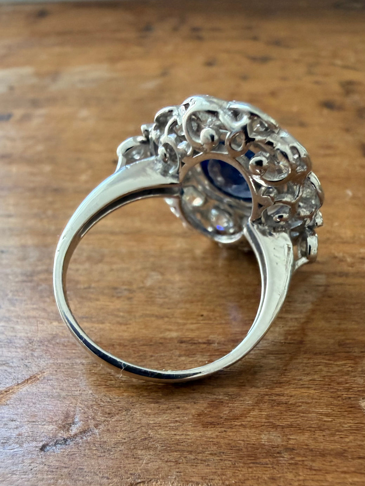 « Valentine » Bague Pompadour en or blanc, saphir et diamants