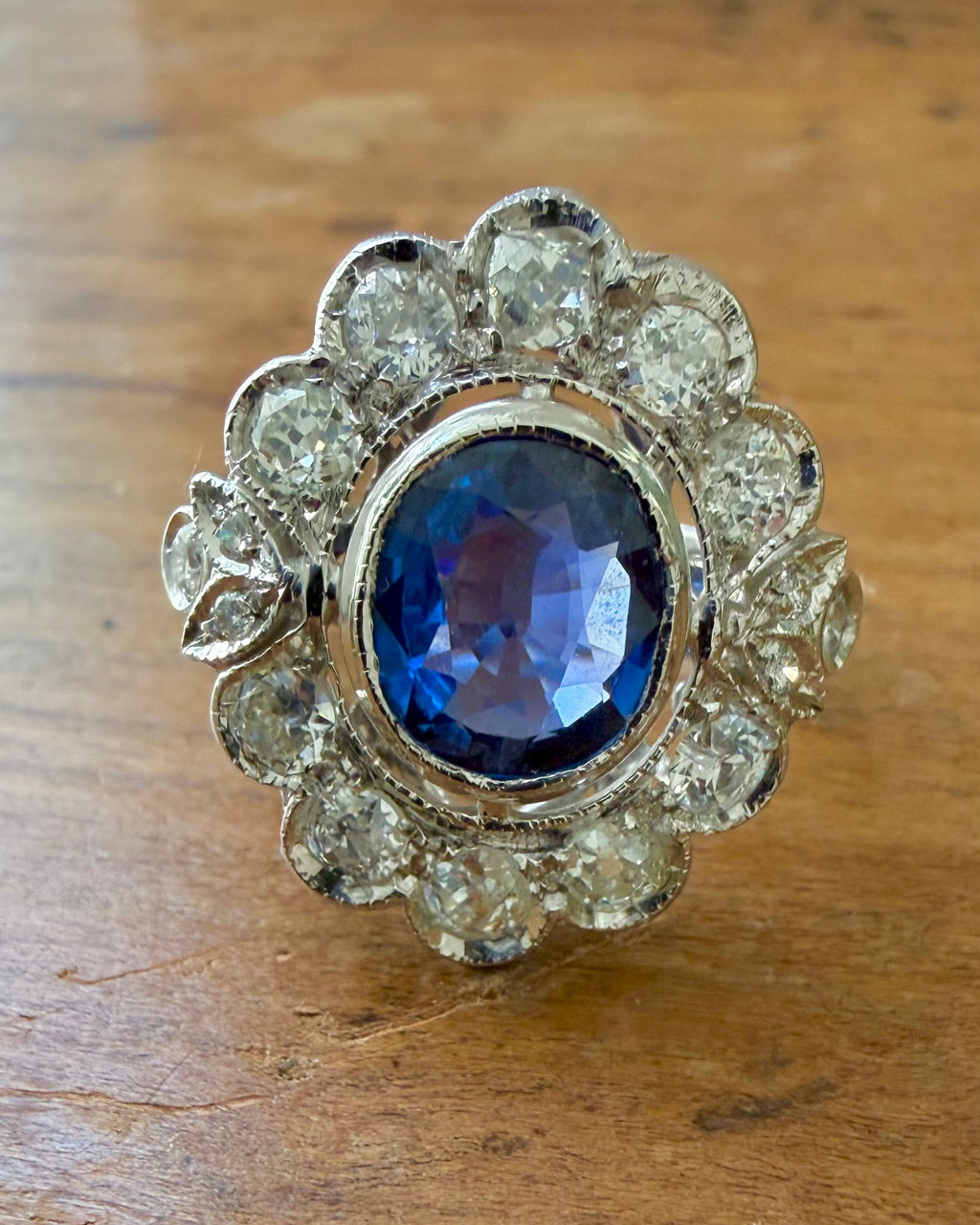 « Valentine » Bague Pompadour en or blanc, saphir et diamants