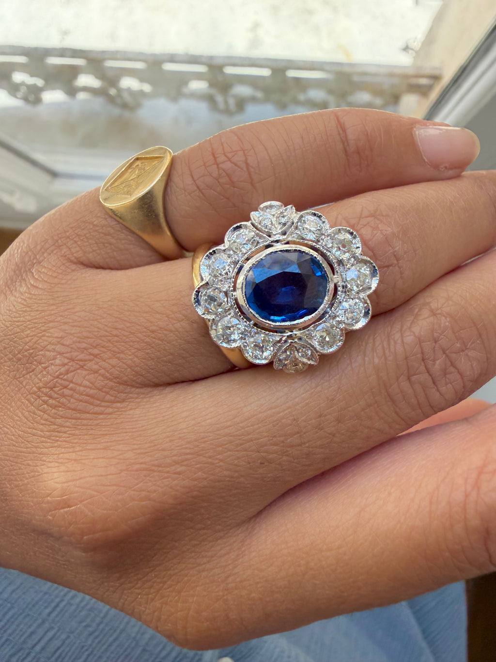 « Valentine » Bague Pompadour en or blanc, saphir et diamants