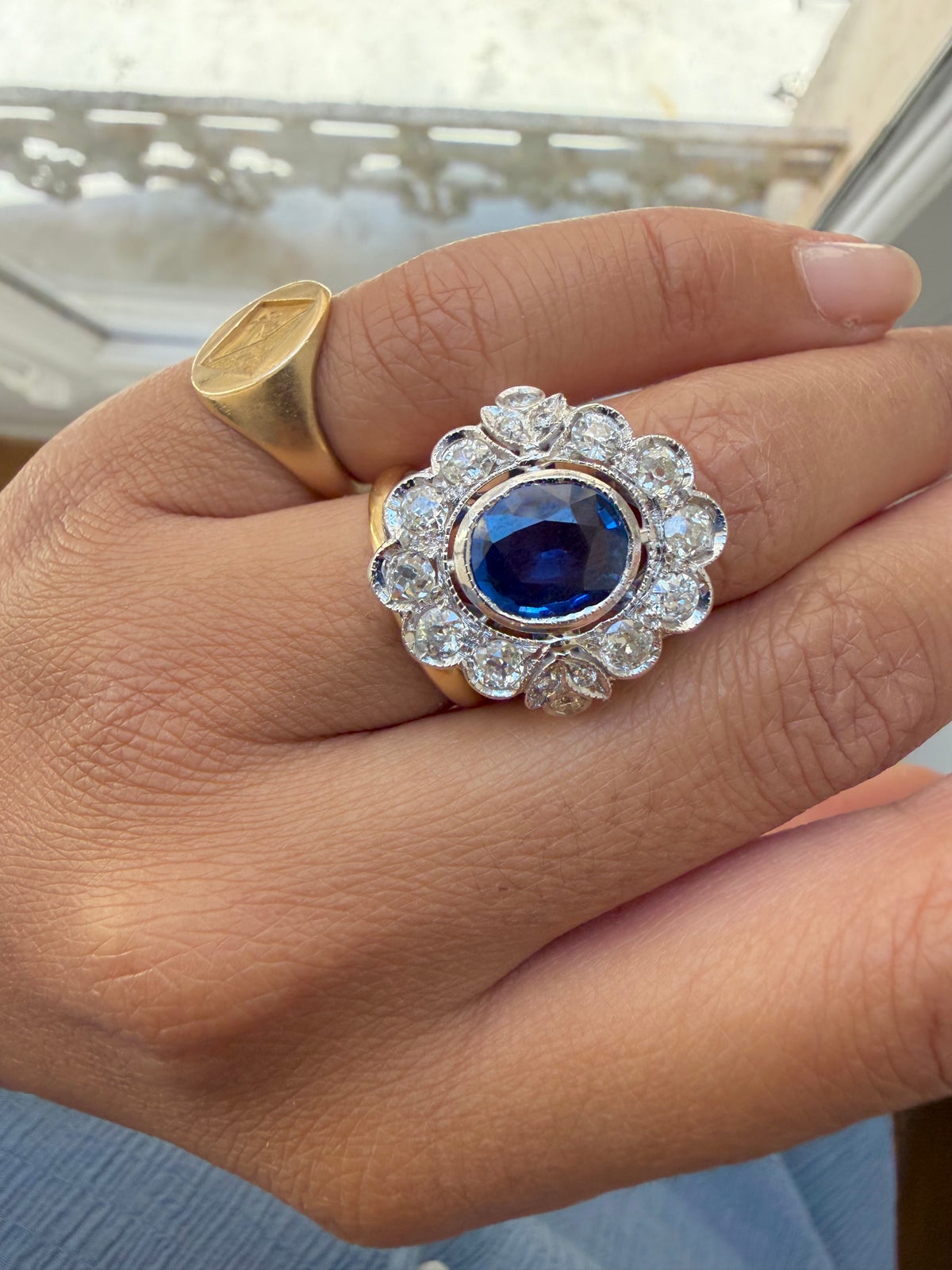 « Valentine » Bague Pompadour en or blanc, saphir et diamants