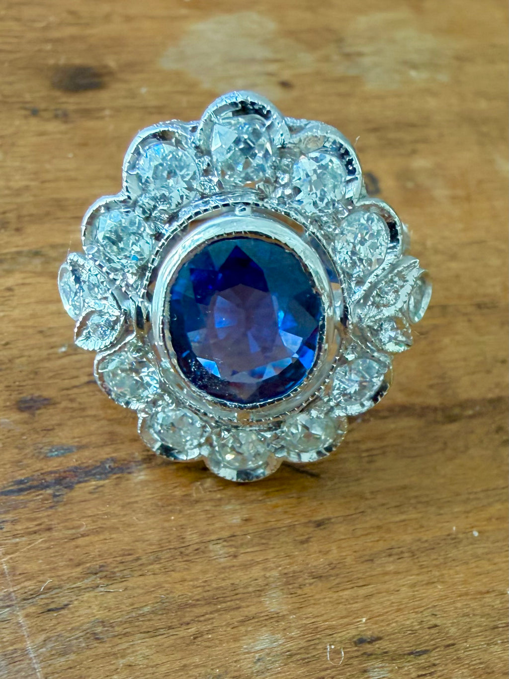 « Valentine » Bague Pompadour en or blanc, saphir et diamants
