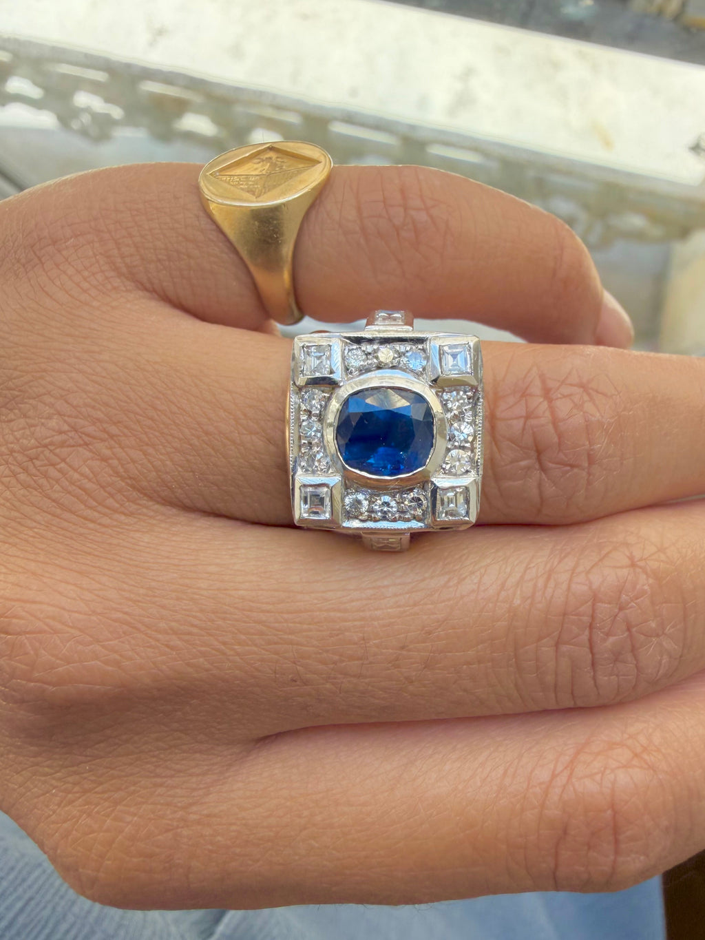 « Arlette » Bague entourage en or blanc saphir et diamants