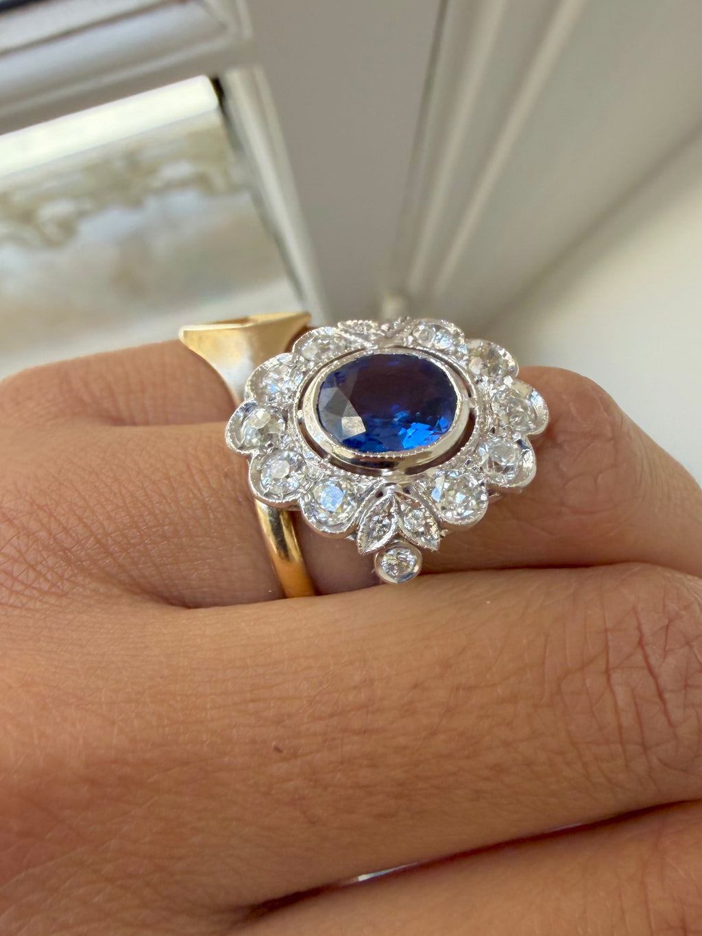 « Valentine » Bague Pompadour en or blanc, saphir et diamants