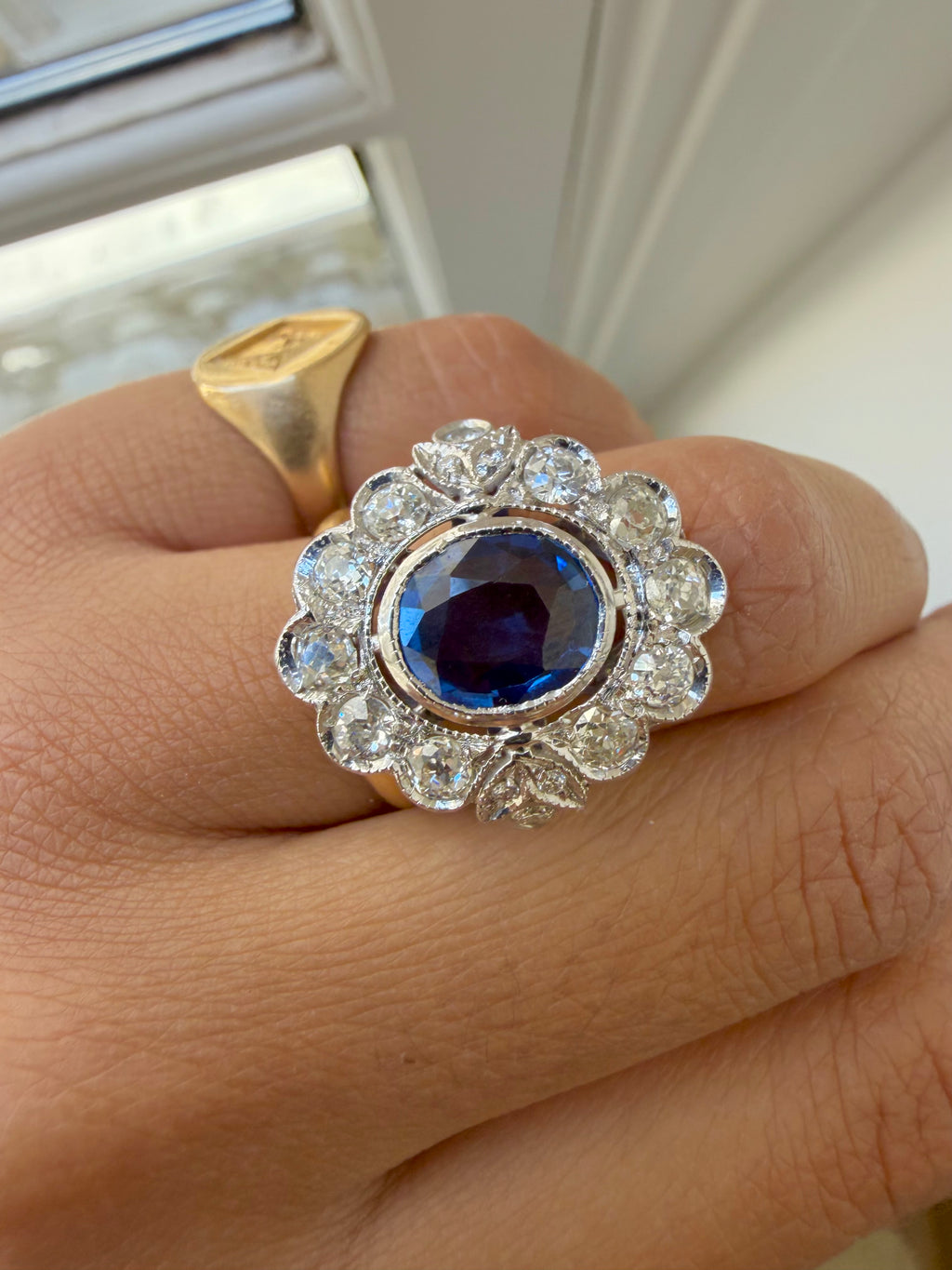 « Valentine » Bague Pompadour en or blanc, saphir et diamants