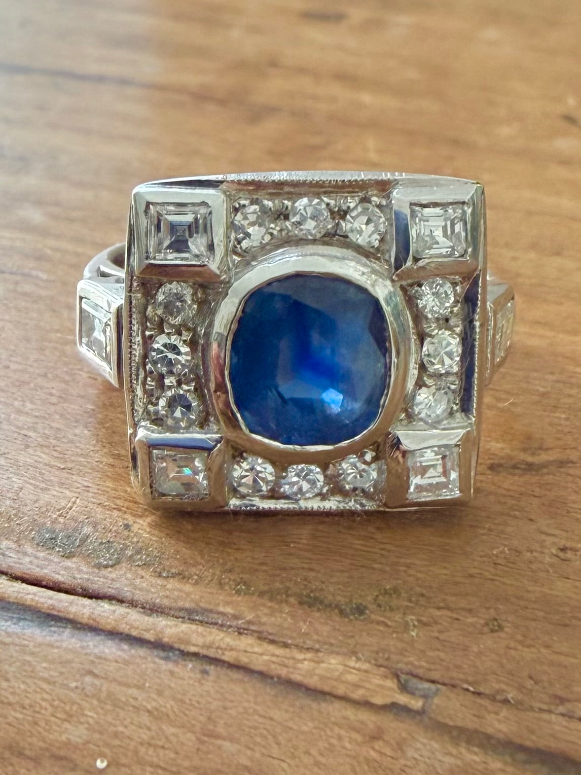 « Arlette » Bague entourage en or blanc saphir et diamants