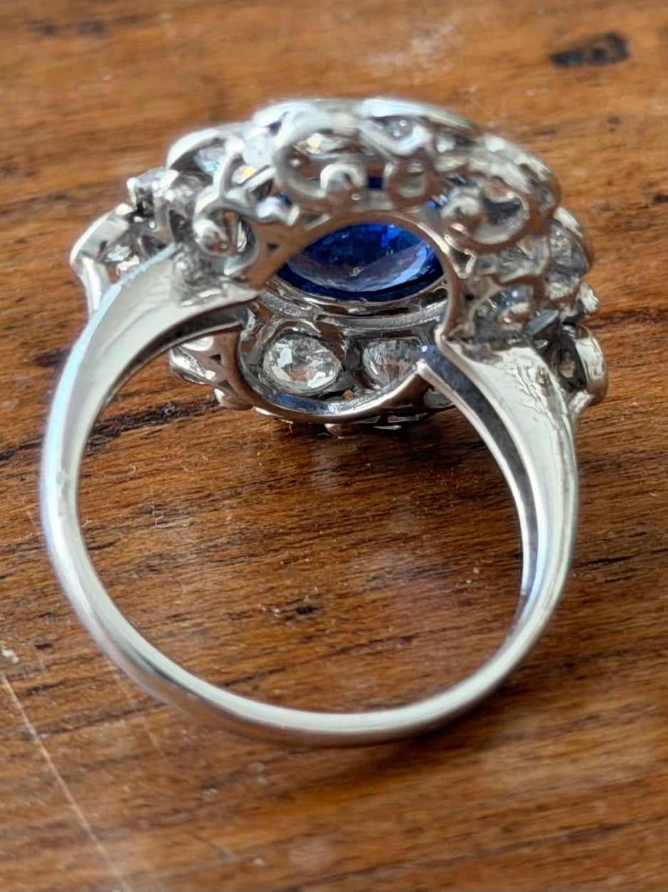 « Valentine » Bague Pompadour en or blanc, saphir et diamants