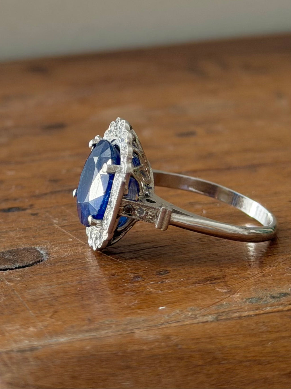 « Sophie » Bague Pompadour en or blanc saphir et diamants