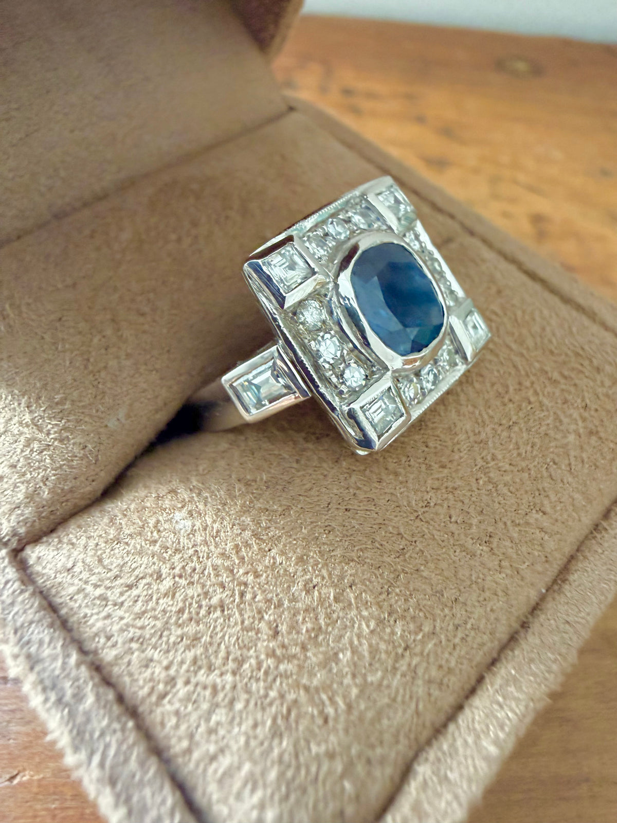 « Arlette » Bague entourage en or blanc saphir et diamants