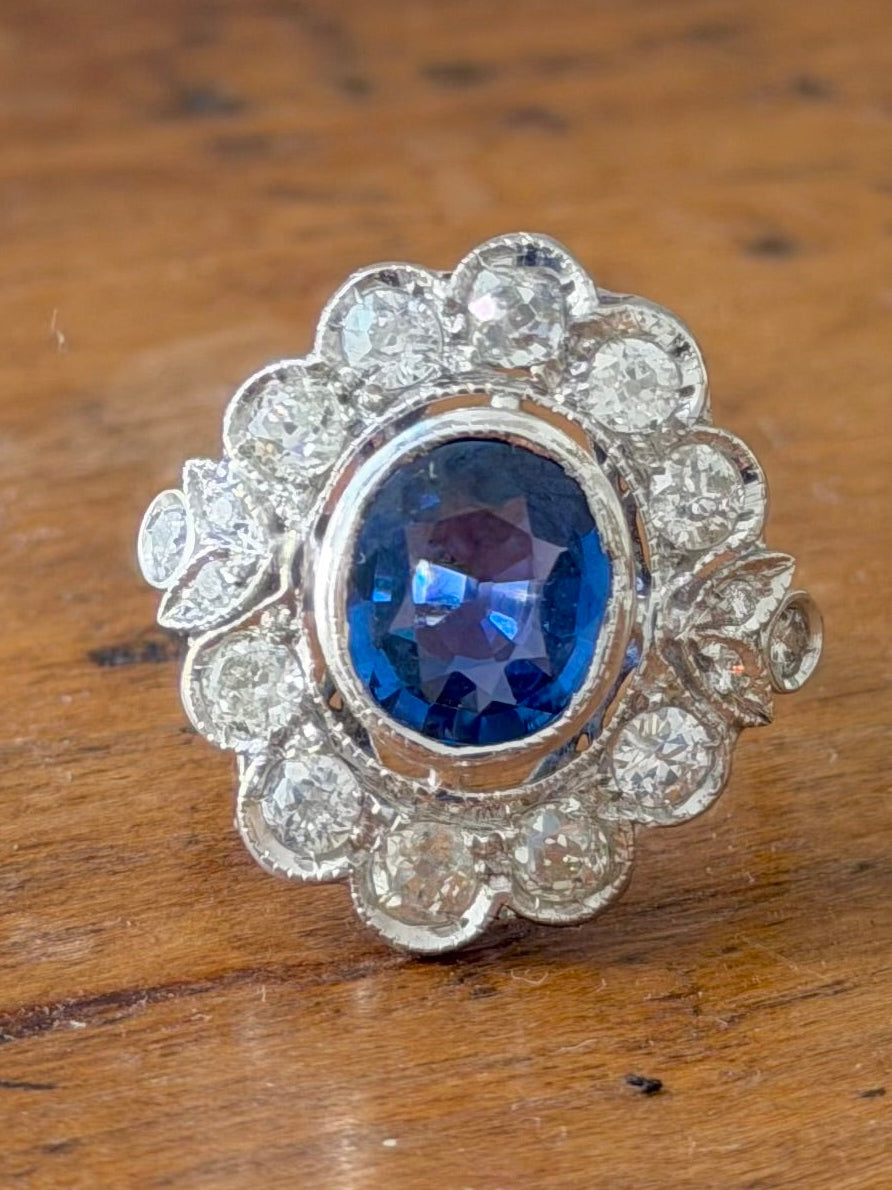 « Valentine » Bague Pompadour en or blanc, saphir et diamants