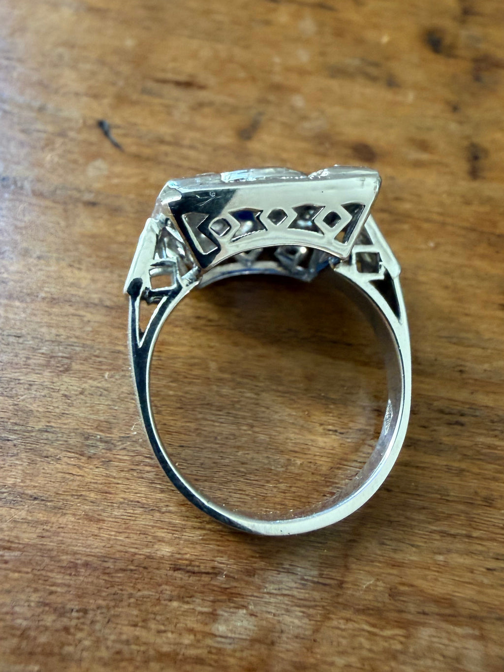« Arlette » Bague entourage en or blanc saphir et diamants