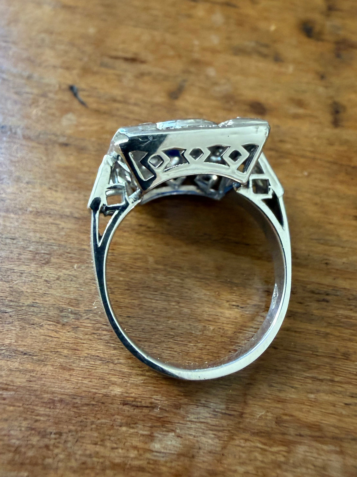 « Arlette » Bague entourage en or blanc saphir et diamants