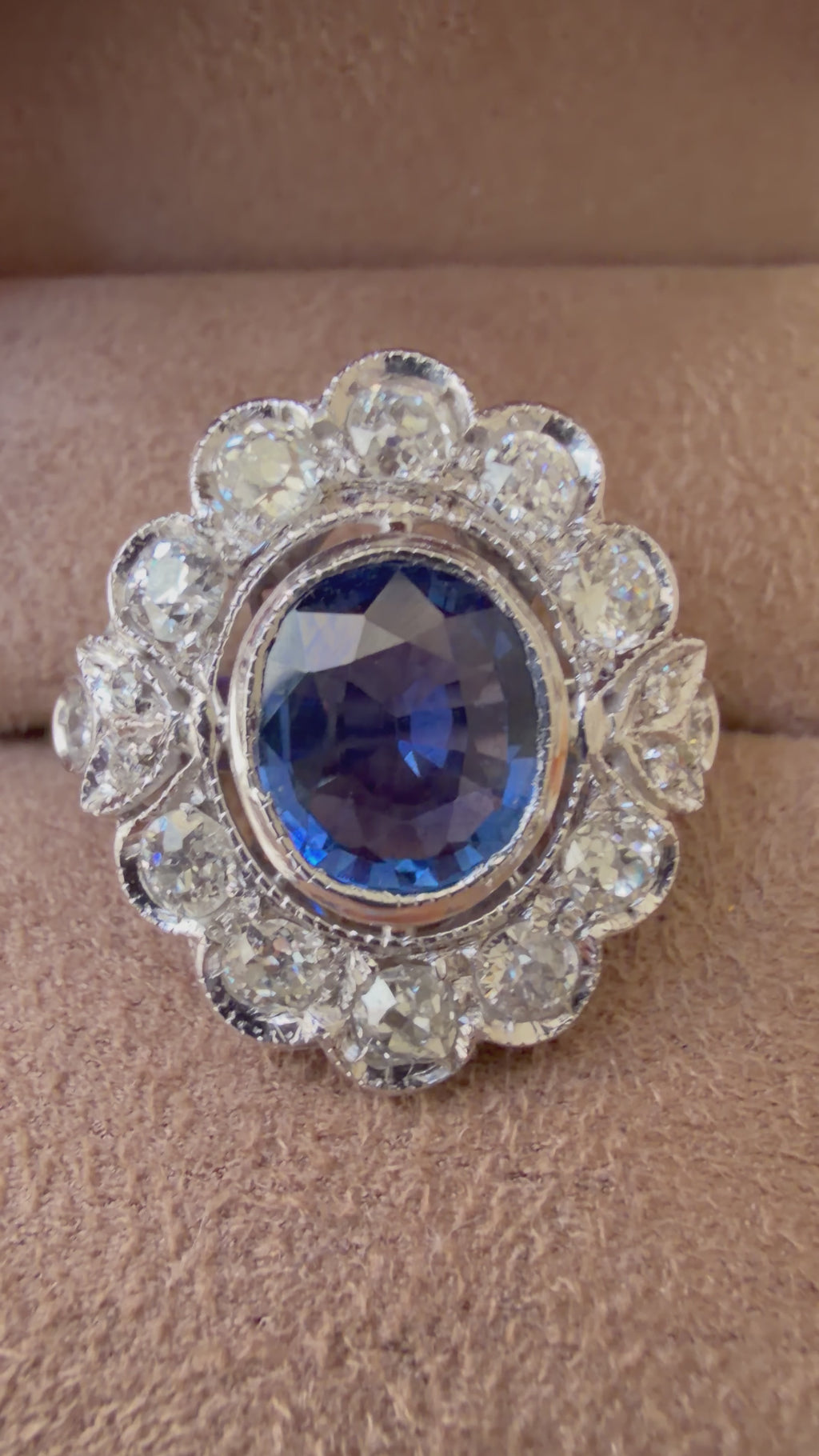 « Valentine » Bague Pompadour en or blanc, saphir et diamants