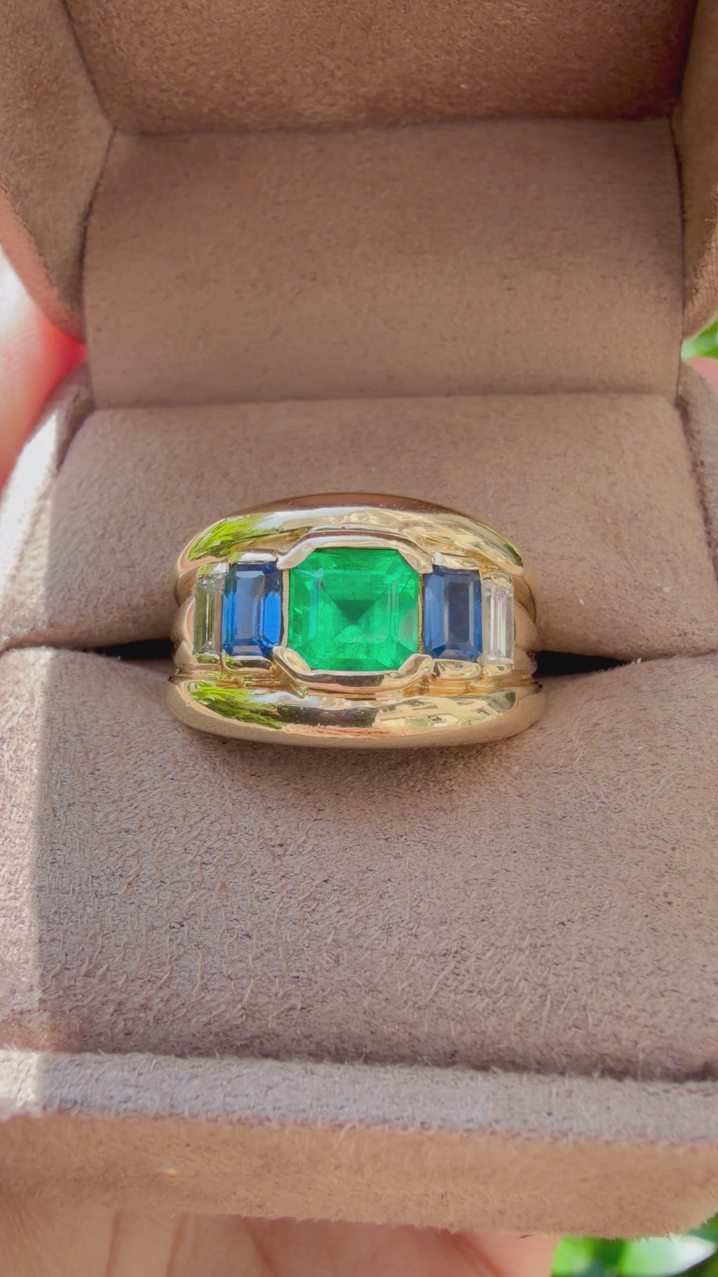 "Zoé" Bague Bandeau en or jaune, émeraude saphirs et diamants