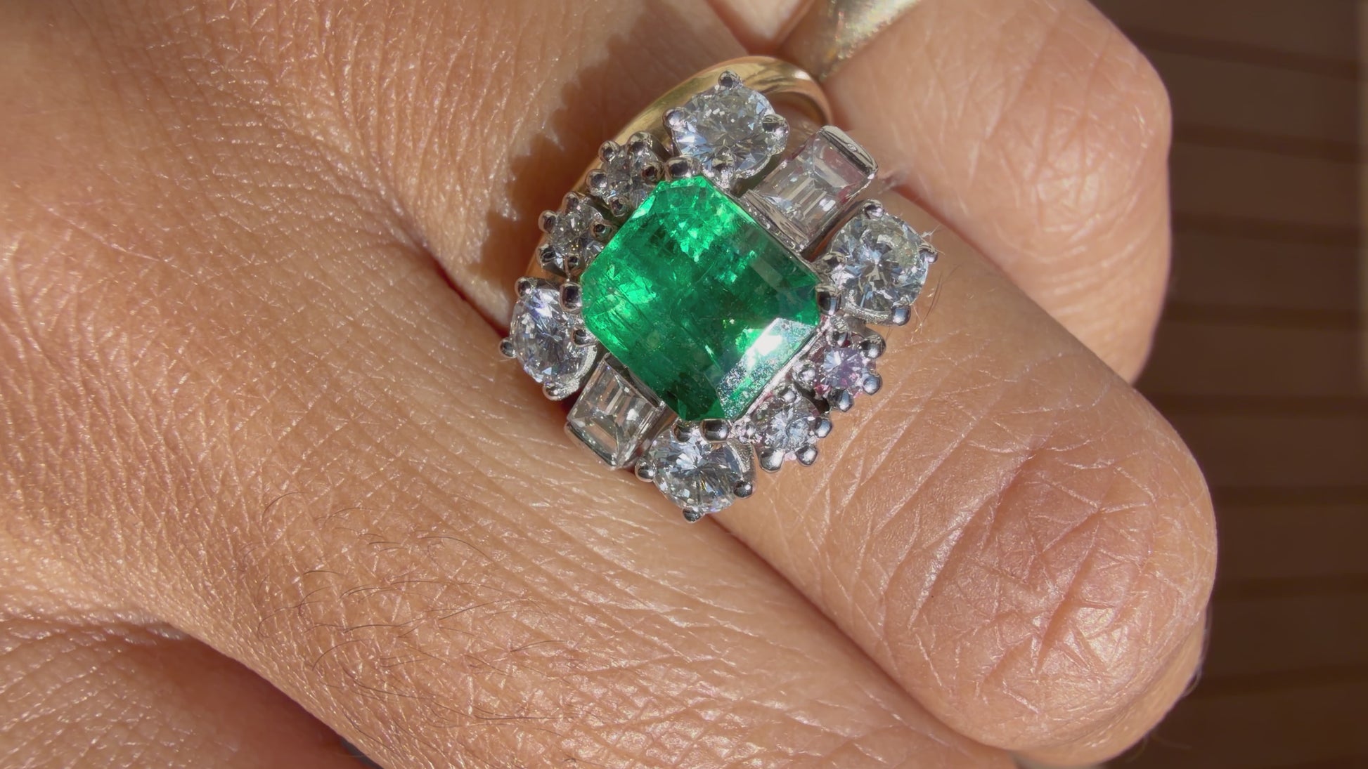 "Diane" Bague en or blanc, émeraude et diamants
