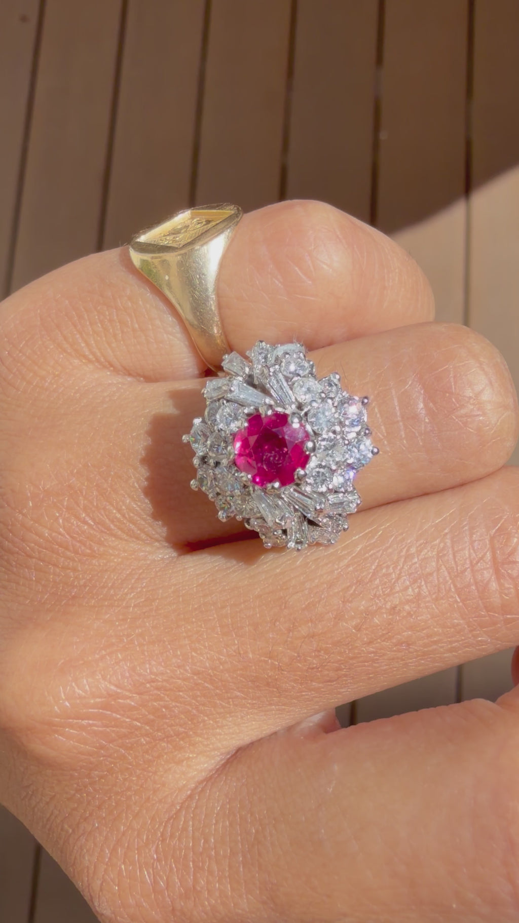 "Héloïse" Bague Dôme en or banc rubis et diamants.