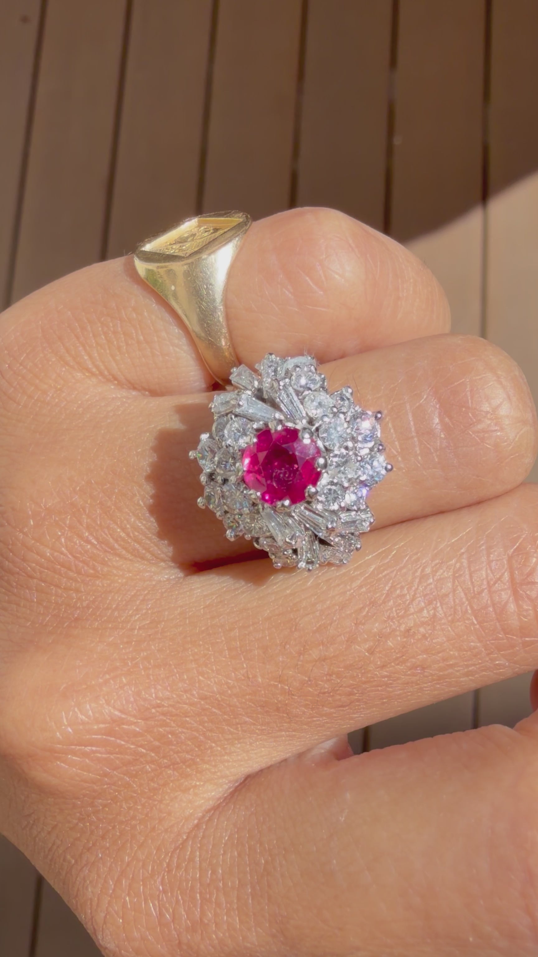 "Héloïse" Bague Dôme en or banc rubis et diamants.
