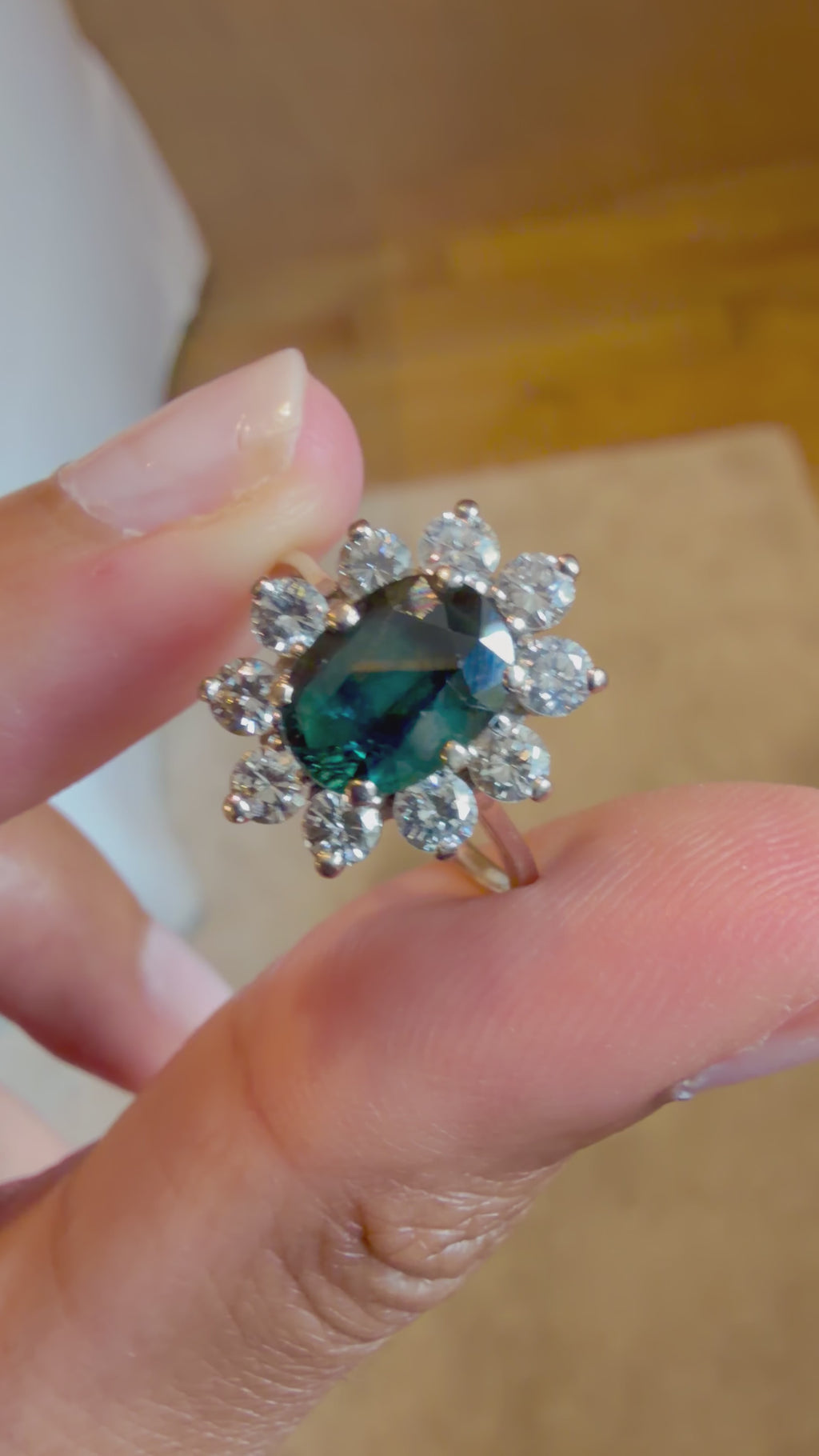 "Pauline" Bague Pompadour en or blanc saphir et diamants