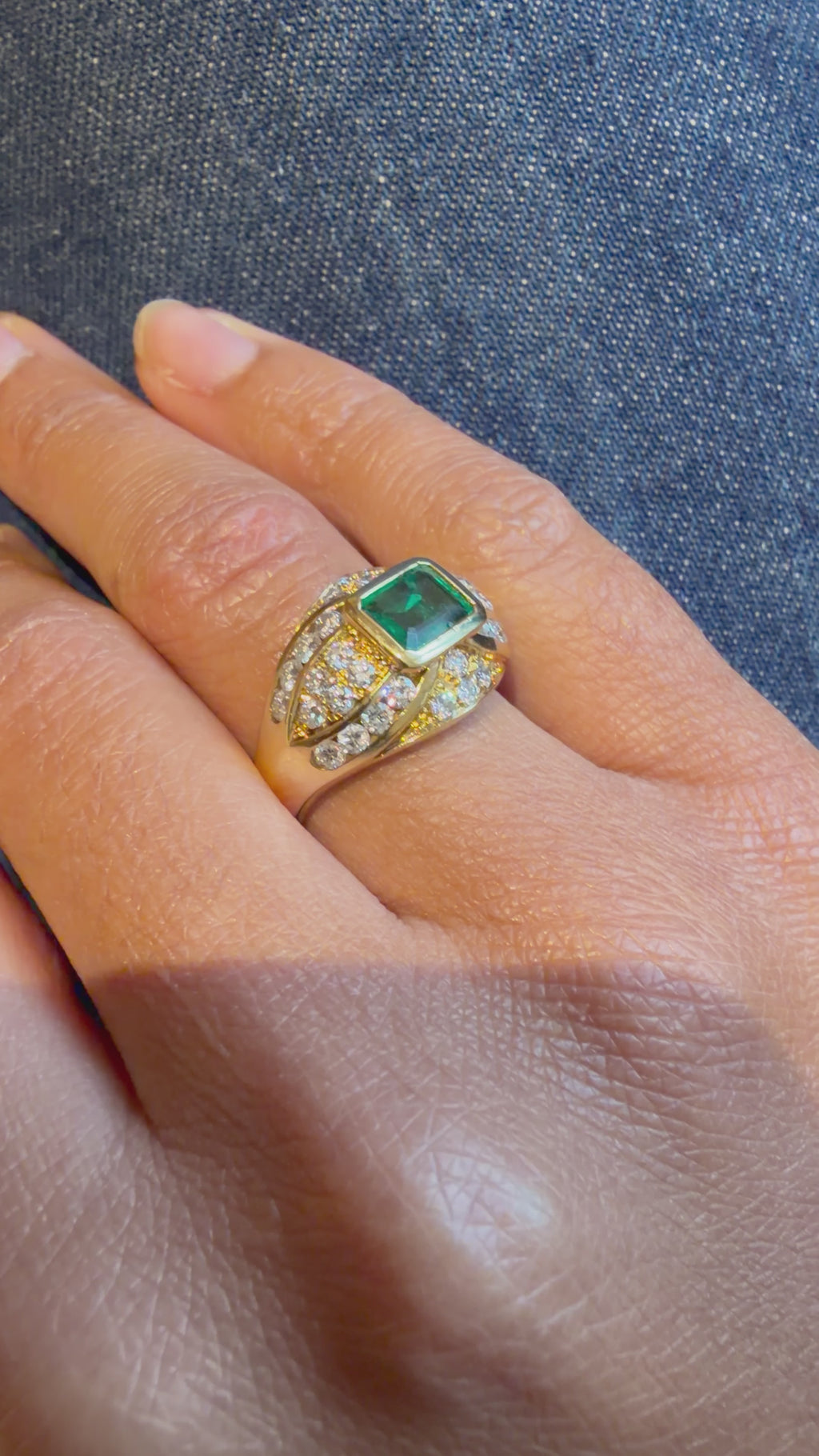 "Babeth" Bague Bandeau en or jaune émeraude et diamants