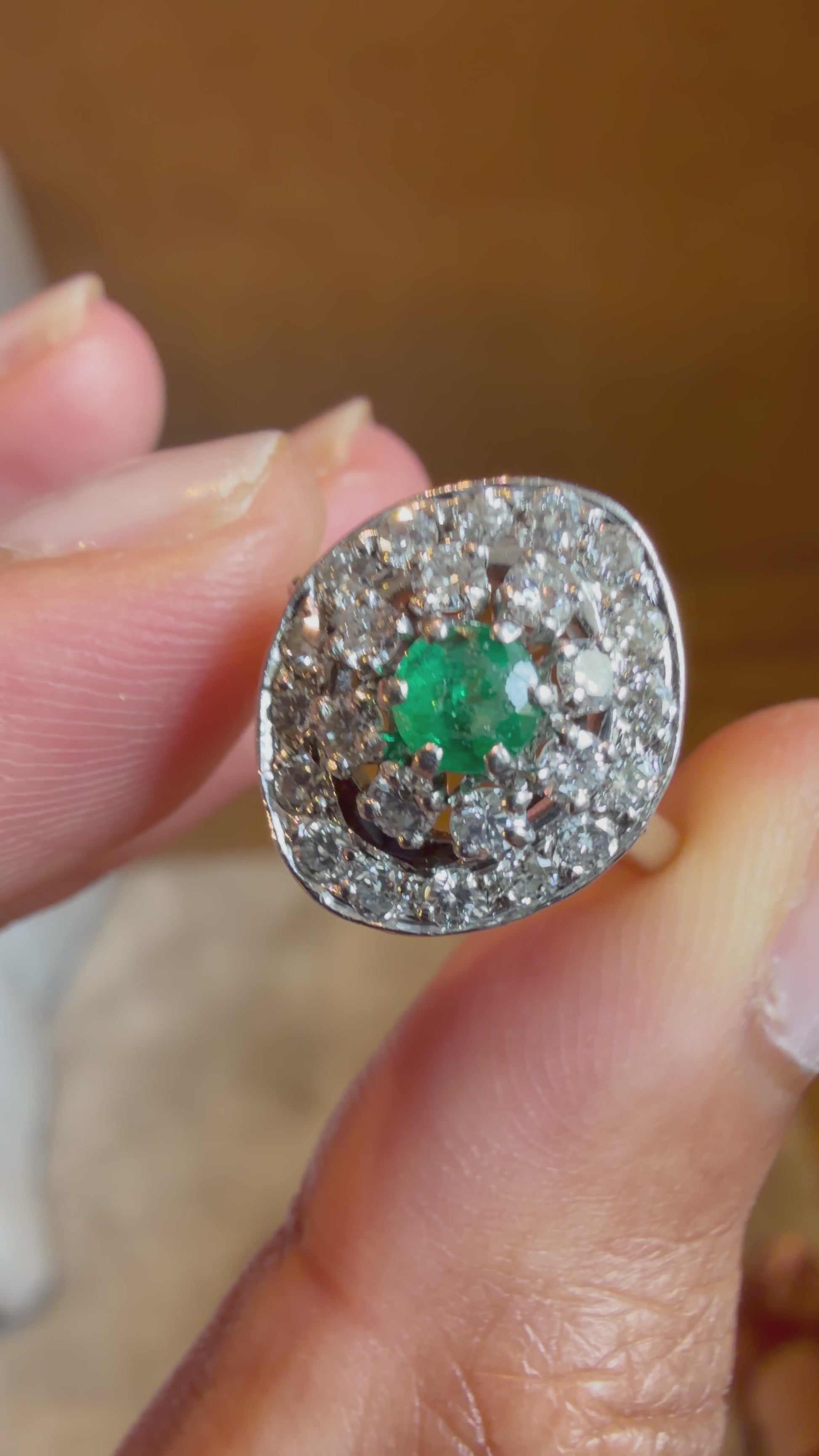 "Suzanne" Bague en or blanc émeraude et diamants