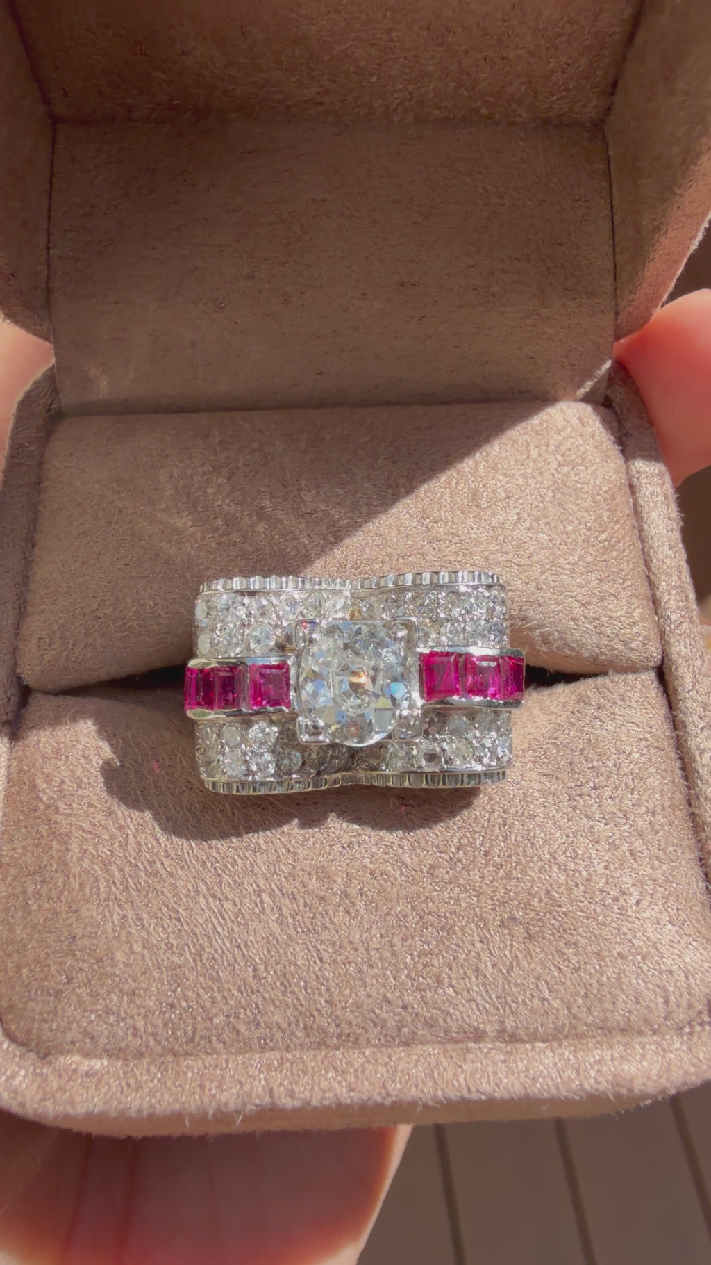 « Esther» Bague Tank en or blanc, rubis et diamants