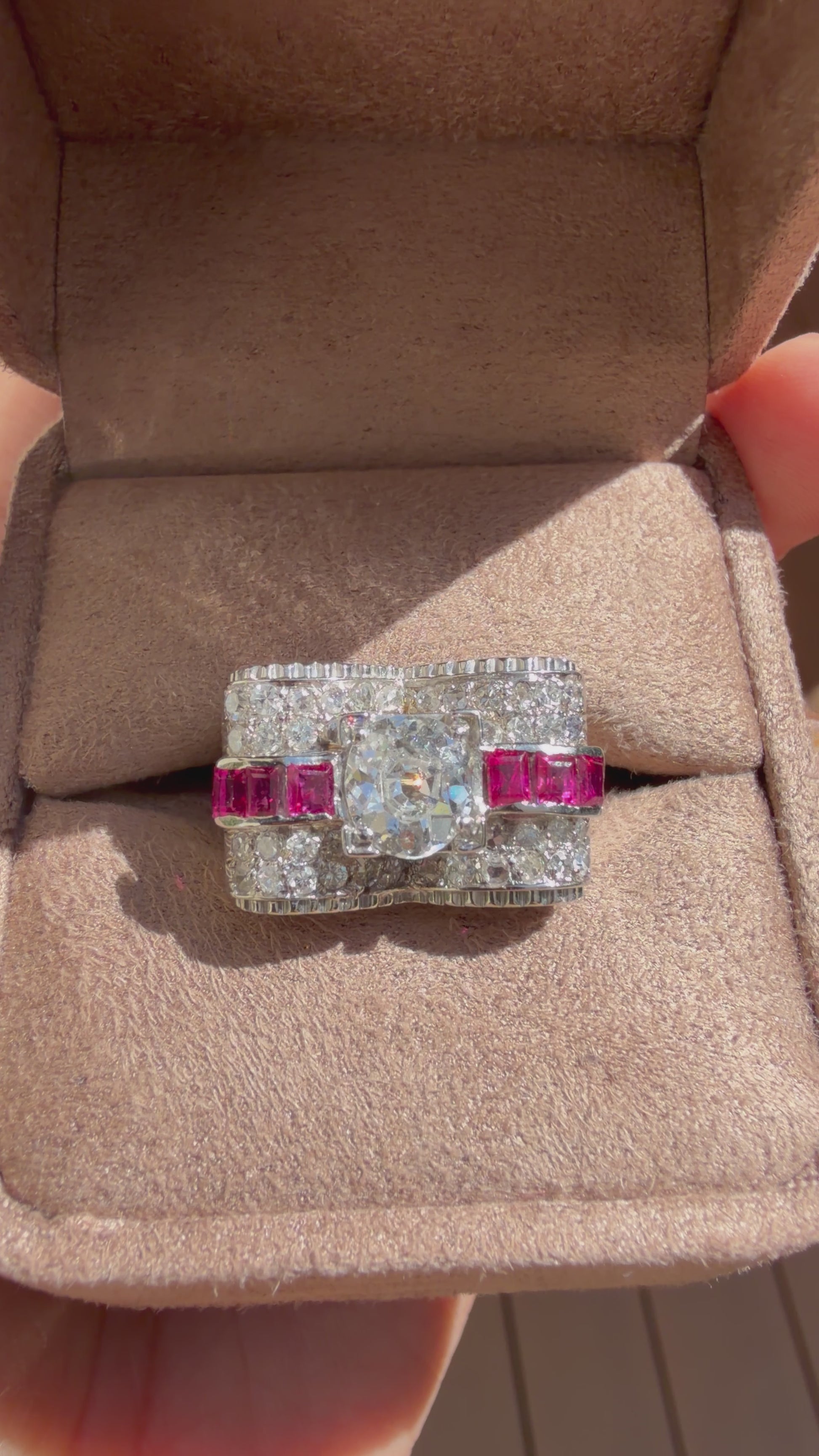 « Esther» Bague Tank en or blanc, rubis et diamants