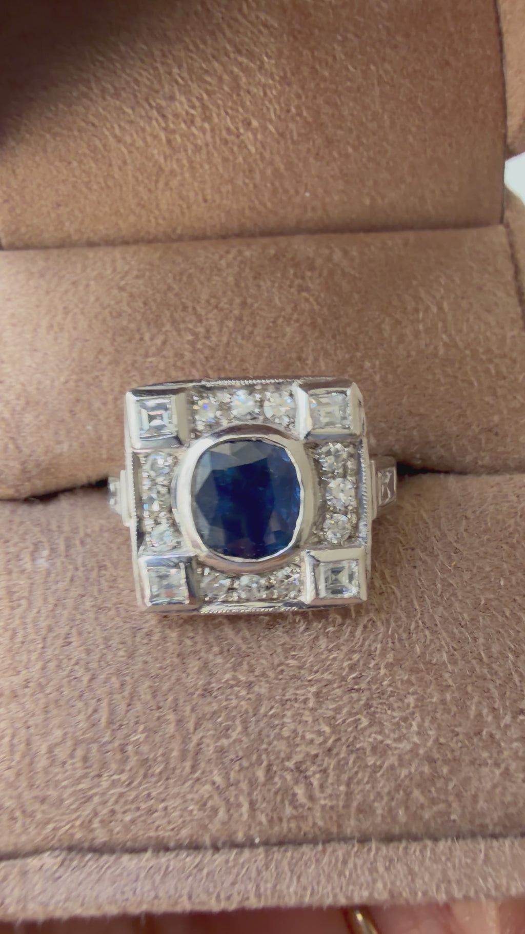 « Arlette » Bague entourage en or blanc saphir et diamants