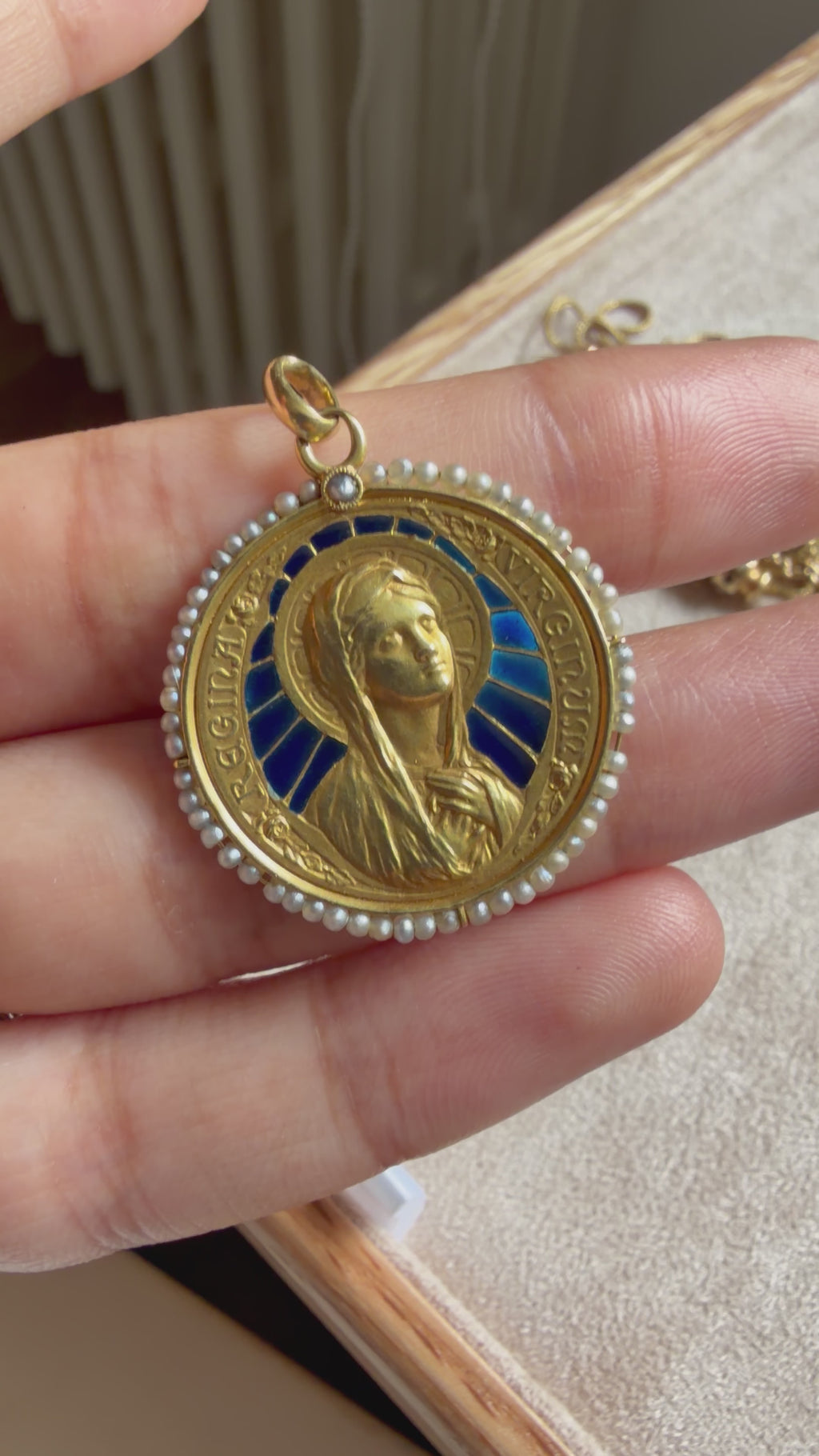 Médaille ancienne Sainte Vierge Marie en or jaune, émail et perles fines