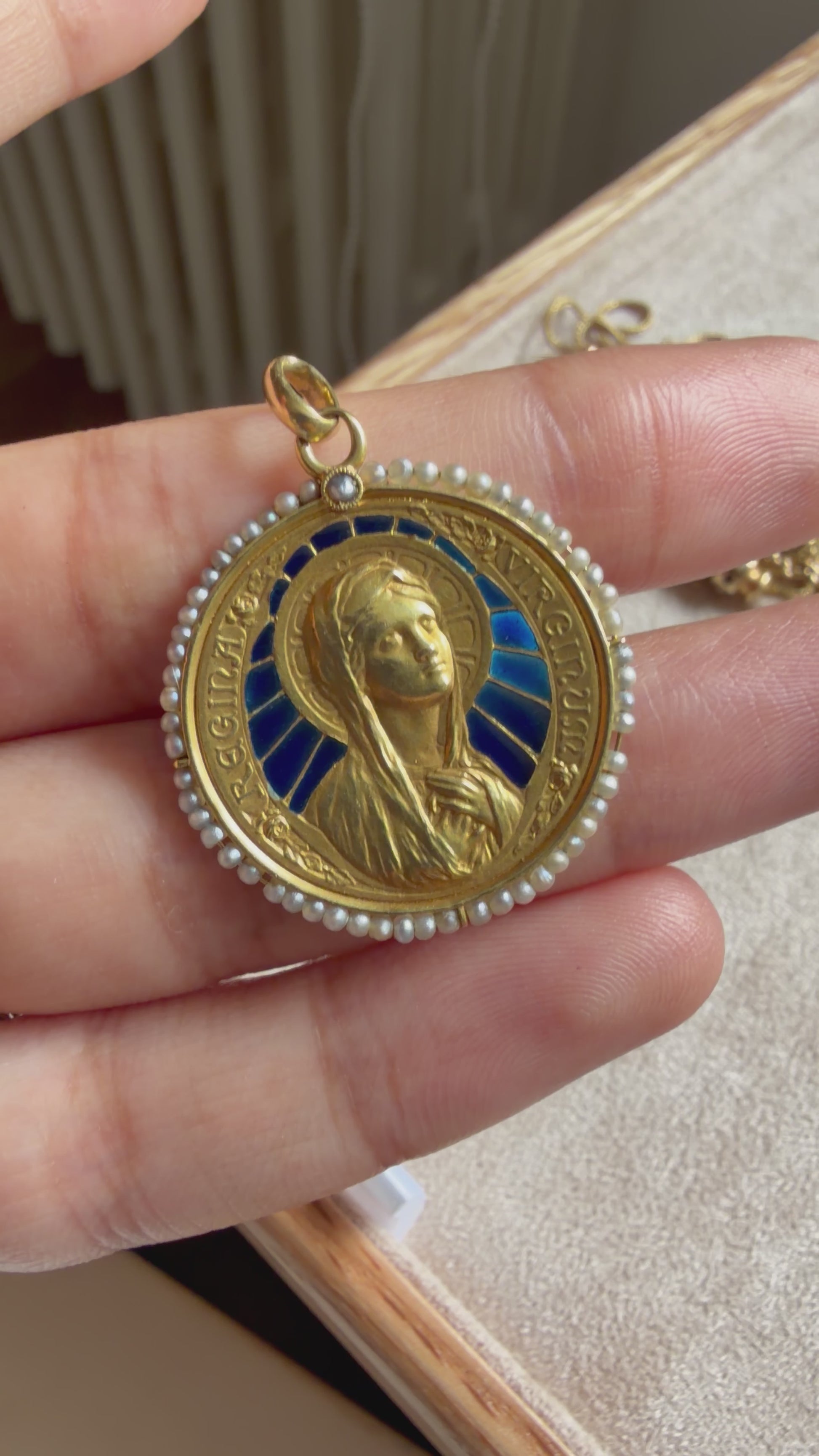 Médaille ancienne Sainte Vierge Marie en or jaune, émail et perles fines