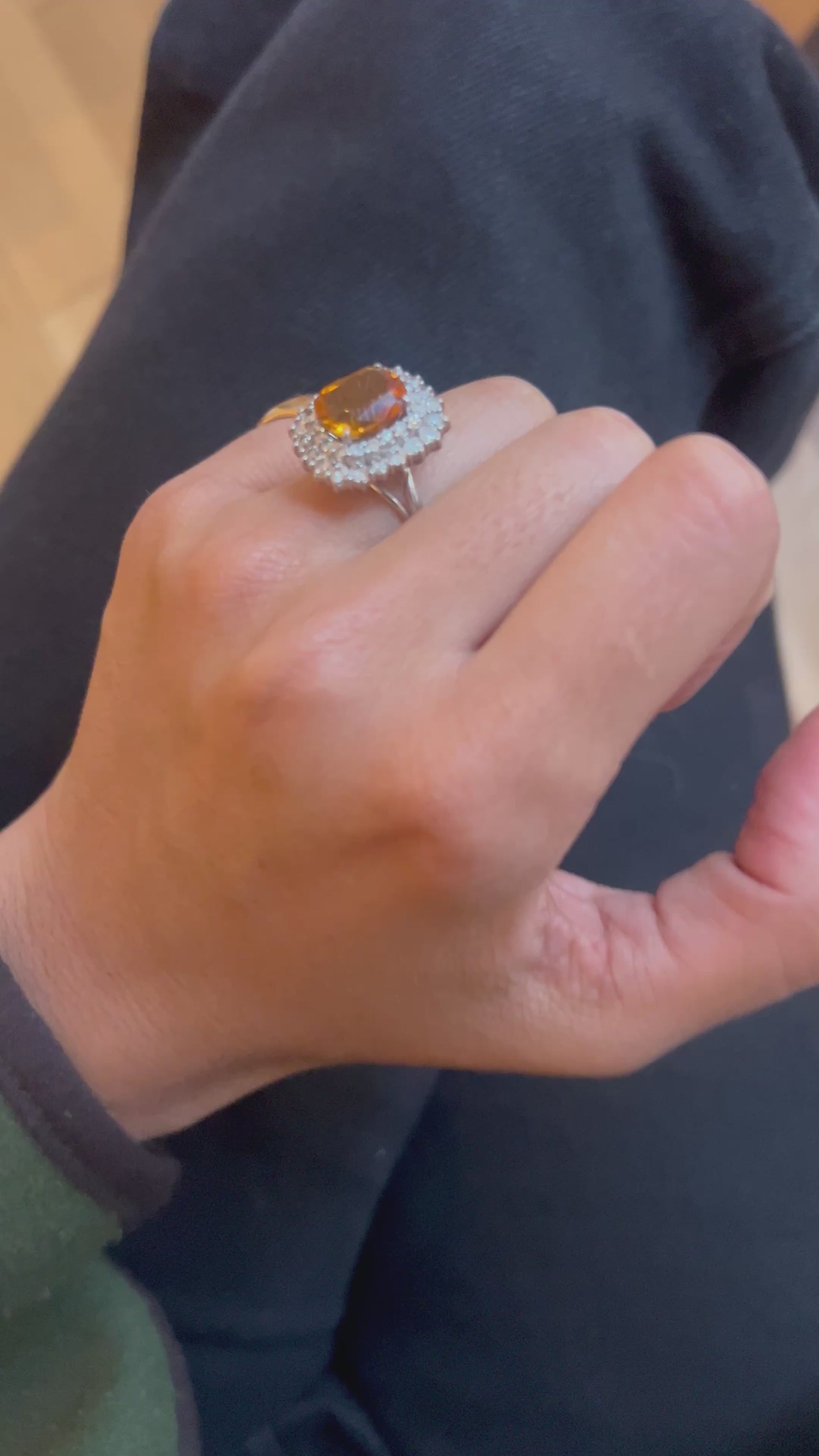 « Brune» Bague en or blanc, citrine et diamants