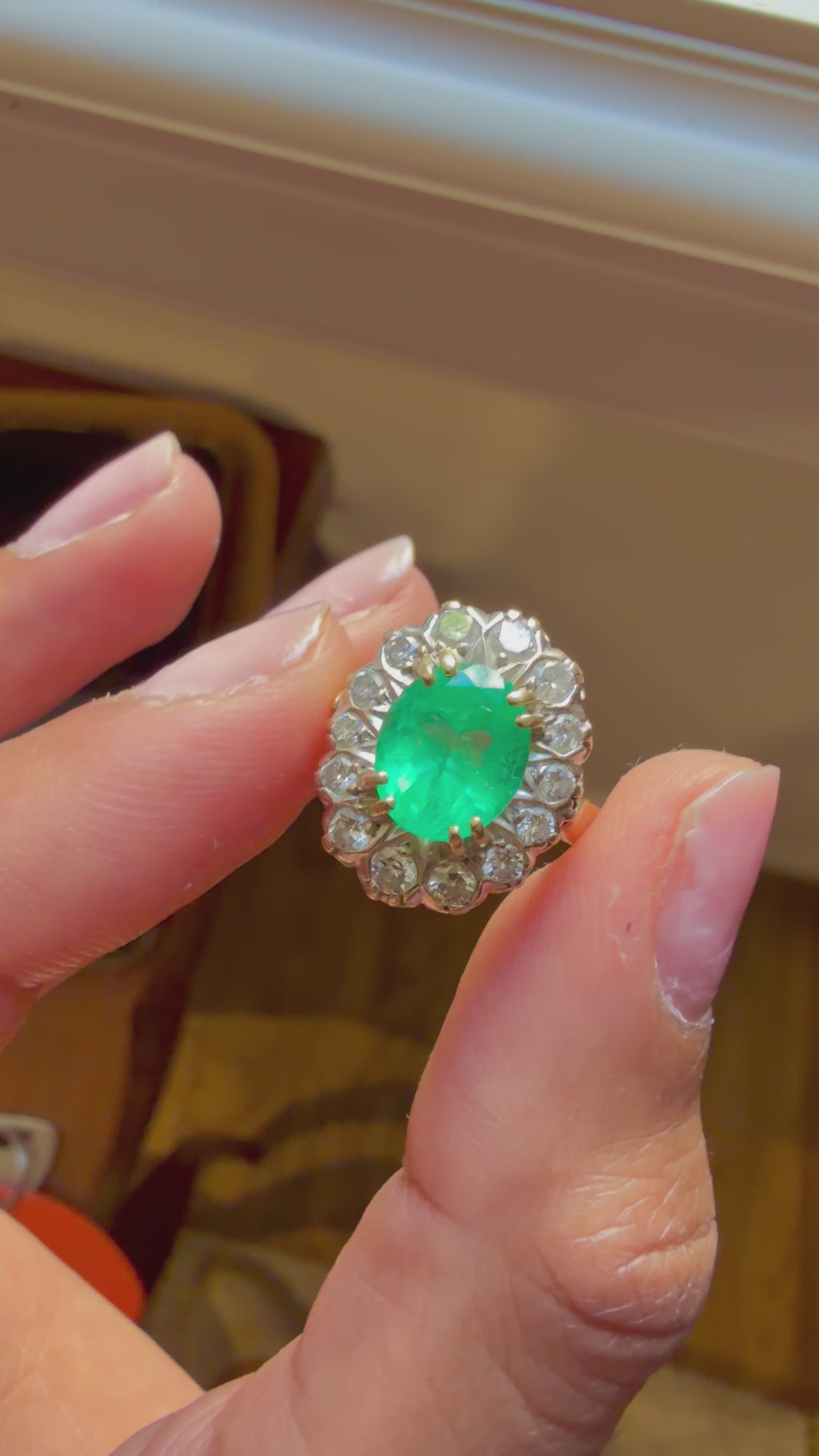 "Madeleine" Bague Marguerite en or jaune, platine émeraude et diamants
