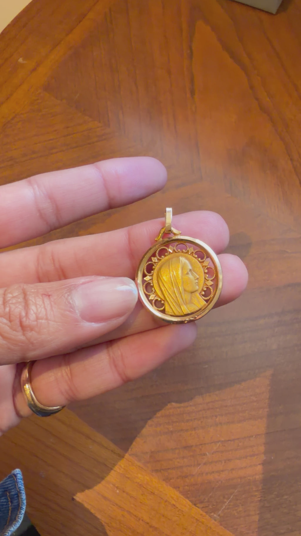 Médaille Sainte Vierge Marie en or jaune