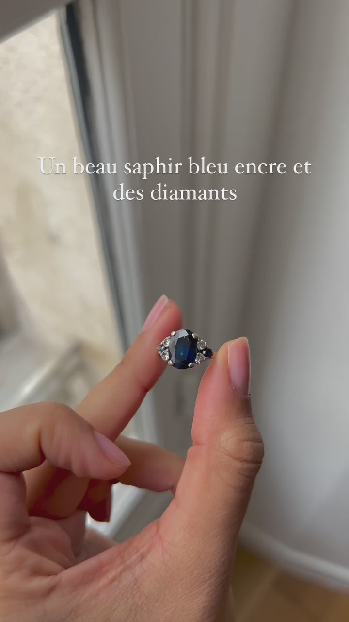 ''Flore" Bague en or blanc, saphir et diamants