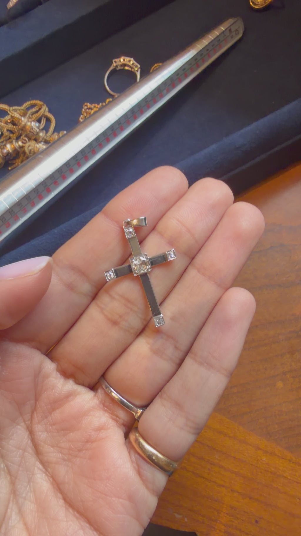 Croix en or blanc et diamants